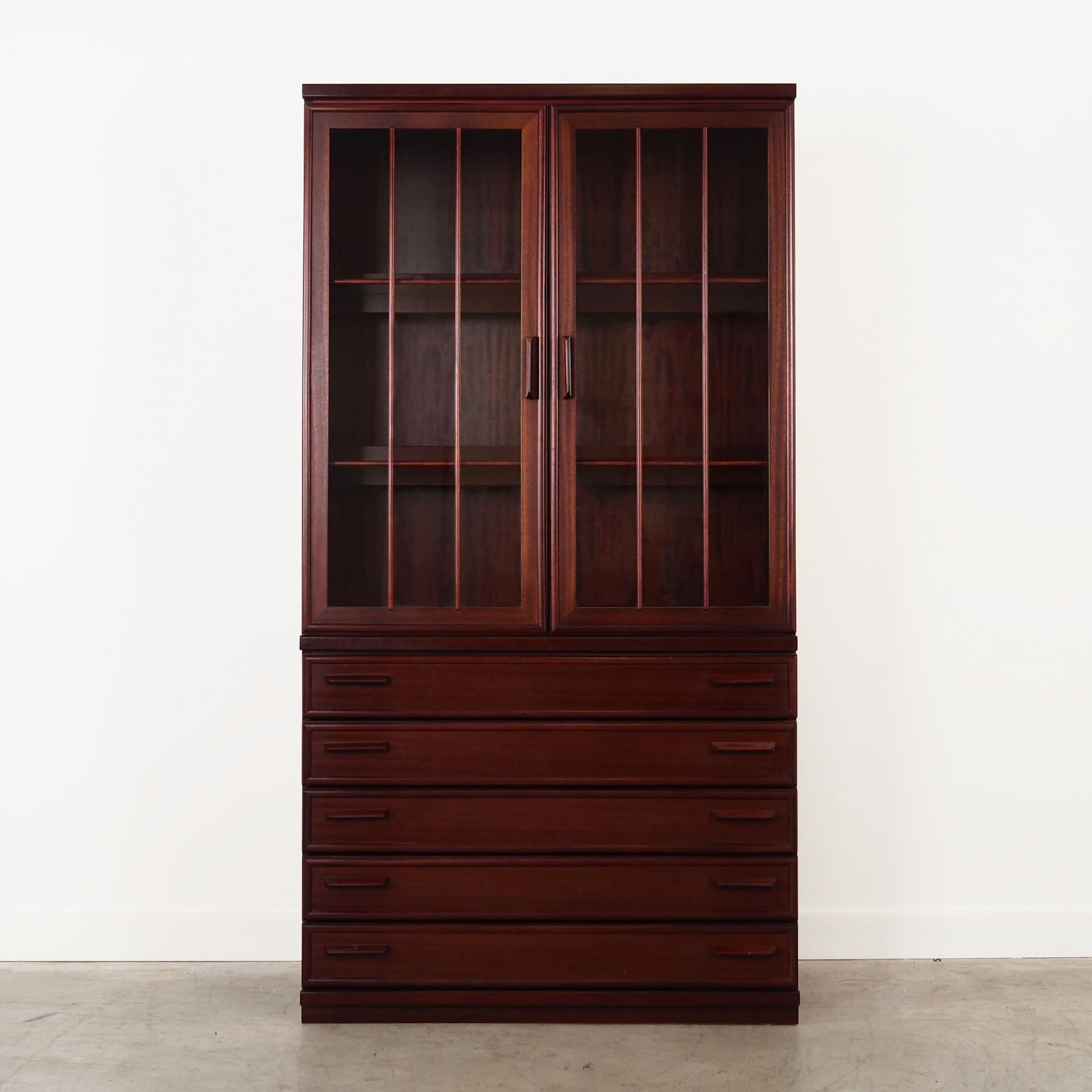 Witryna, mahon ciemnobrązowy, szkło, Dania, lata 70. - 59863