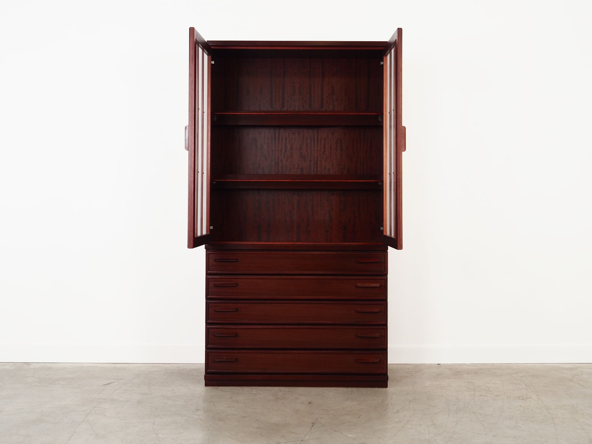 Witryna, mahon ciemnobrązowy, szkło, Dania, lata 70. - 59865