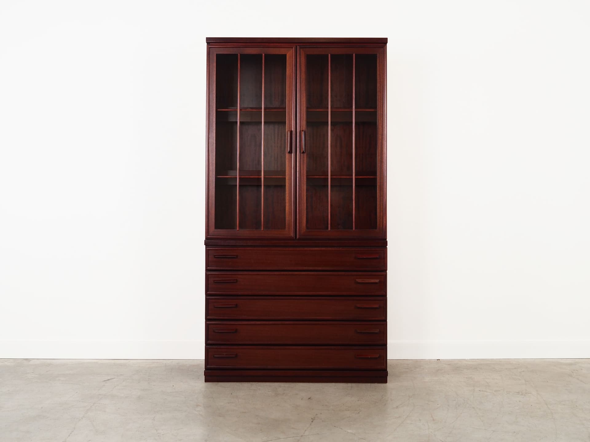 Witryna, mahon ciemnobrązowy, szkło, Dania, lata 70. - 59864