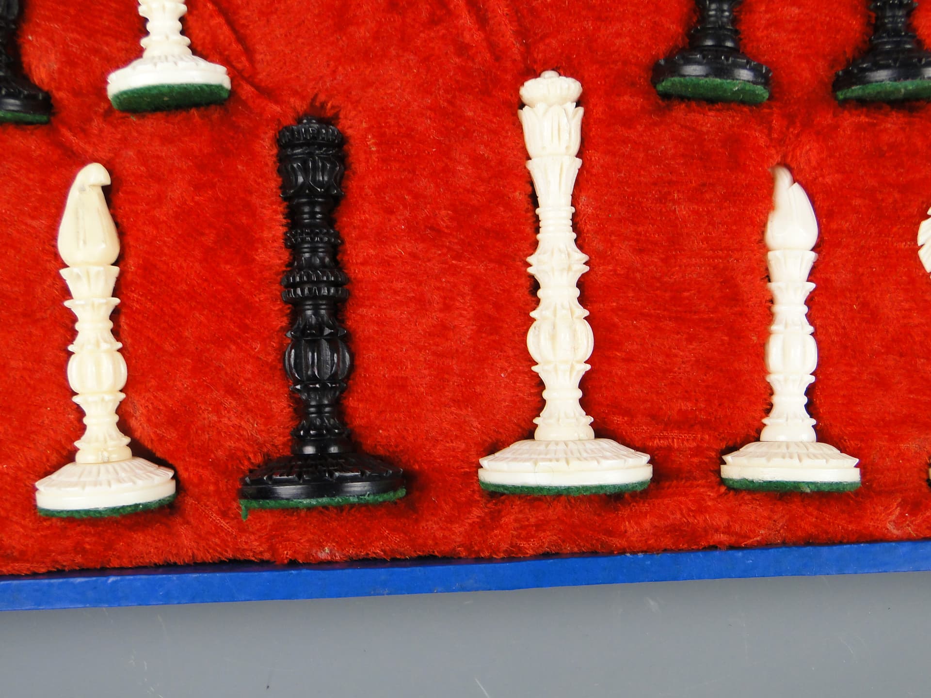 Baroque chess set, ivory white and black bone, Poland, 1950s. - 60053