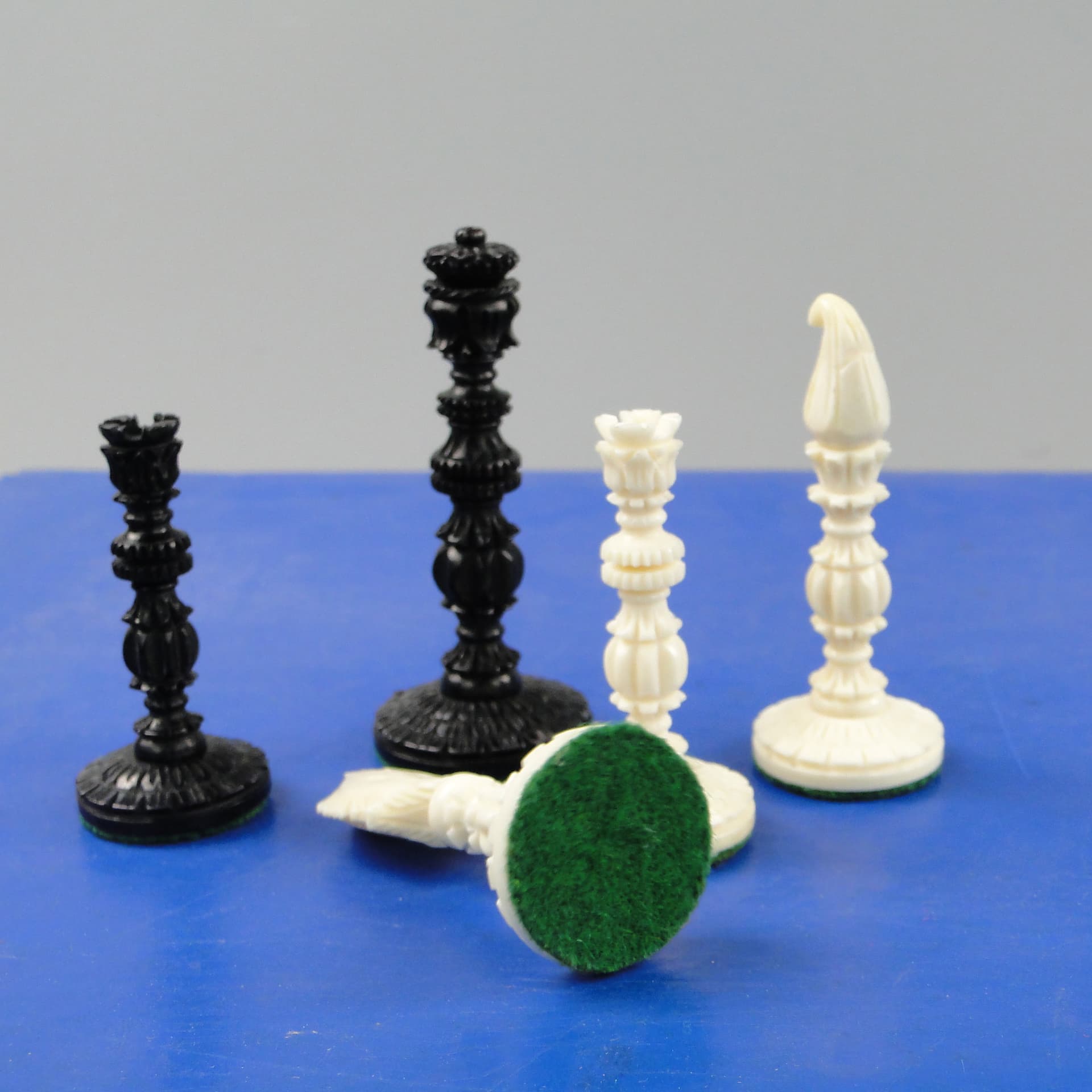 Baroque chess set, ivory white and black bone, Poland, 1950s. - 60050