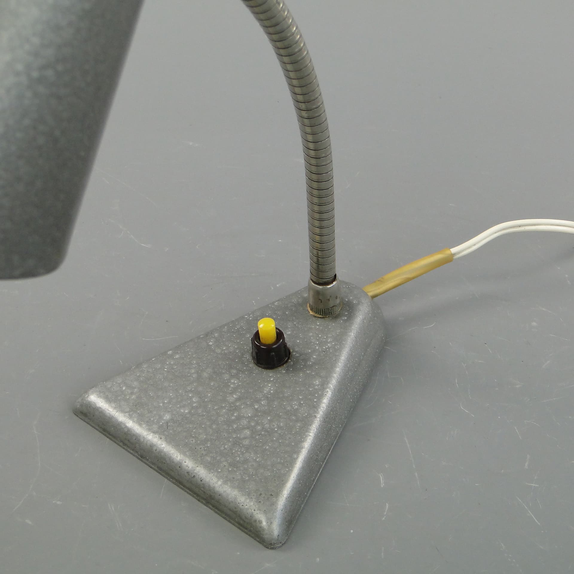 Lampa stołowa Rożek, szary, metal, Zakłady Sprzętu Oświetleniowego Zaos, Polska, lata 60. - 60060