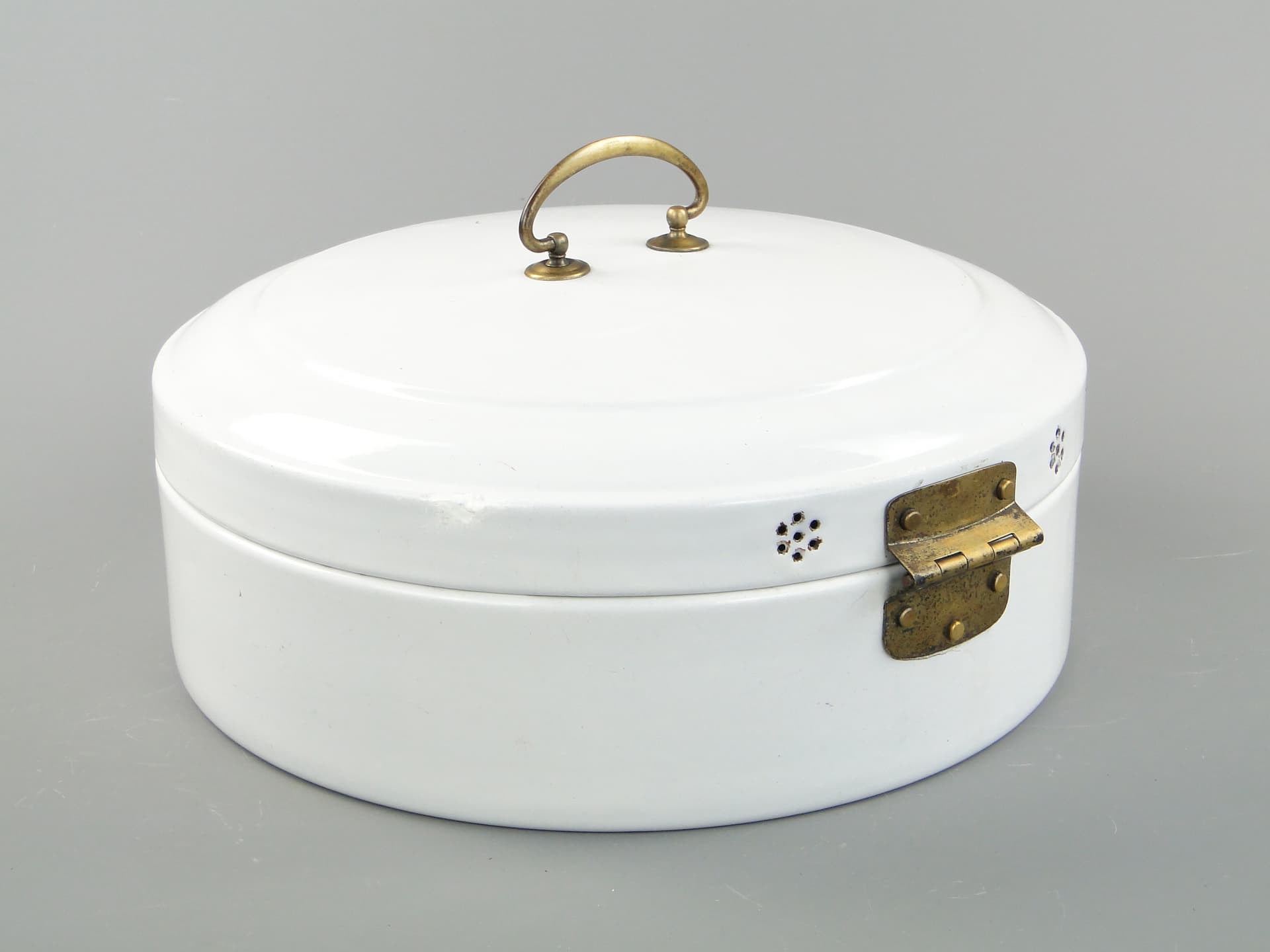 Cylindrical bread box, white enamelled metal, Poland, 1930s. - 60222