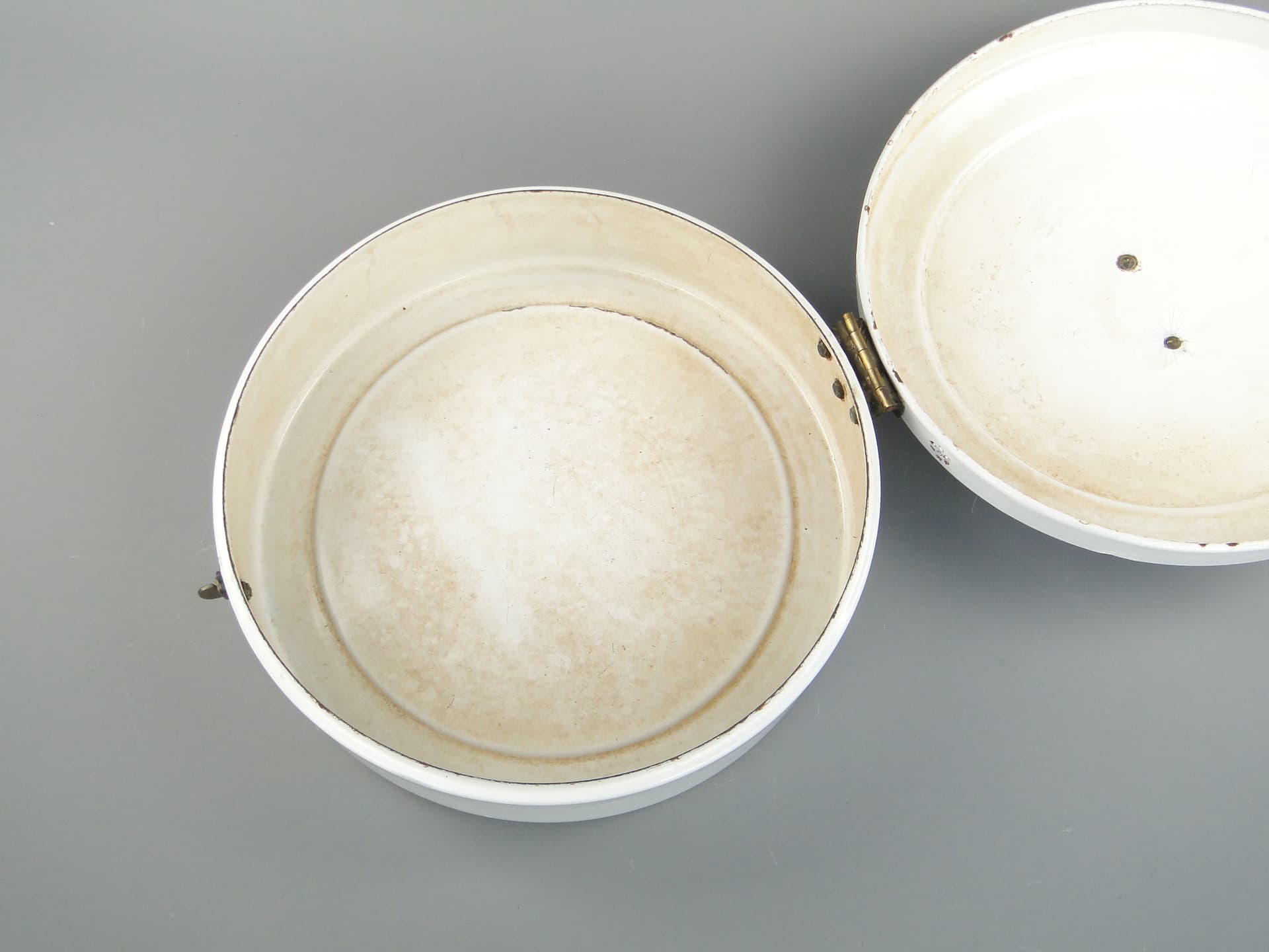 Cylindrical bread box, white enamelled metal, Poland, 1930s. - 60225