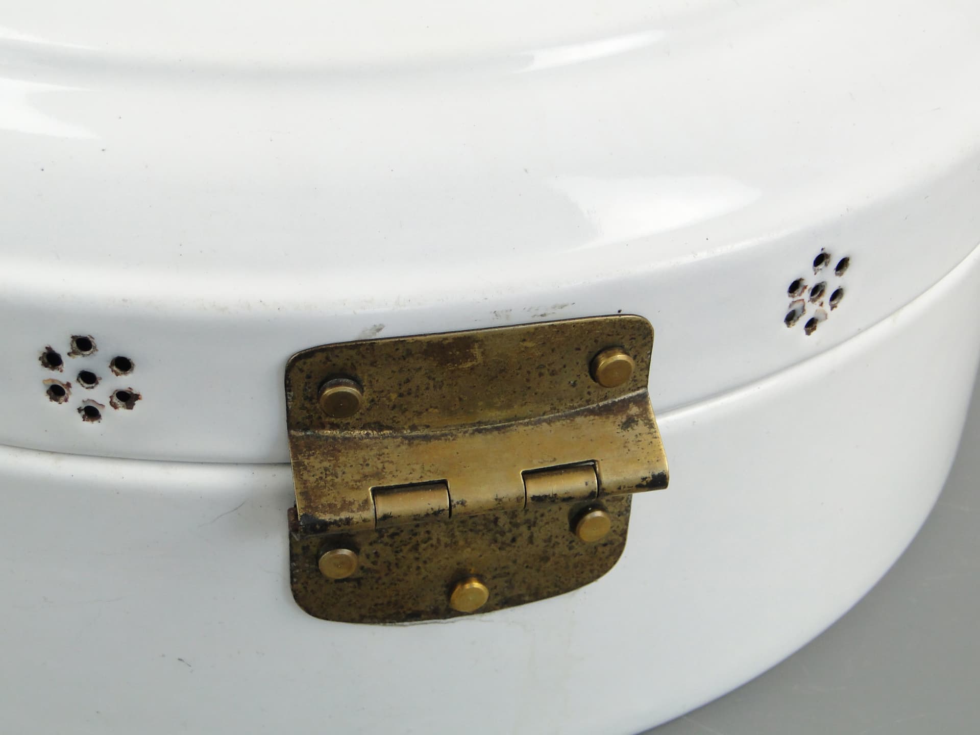 Cylindrical bread box, white enamelled metal, Poland, 1930s. - 60223