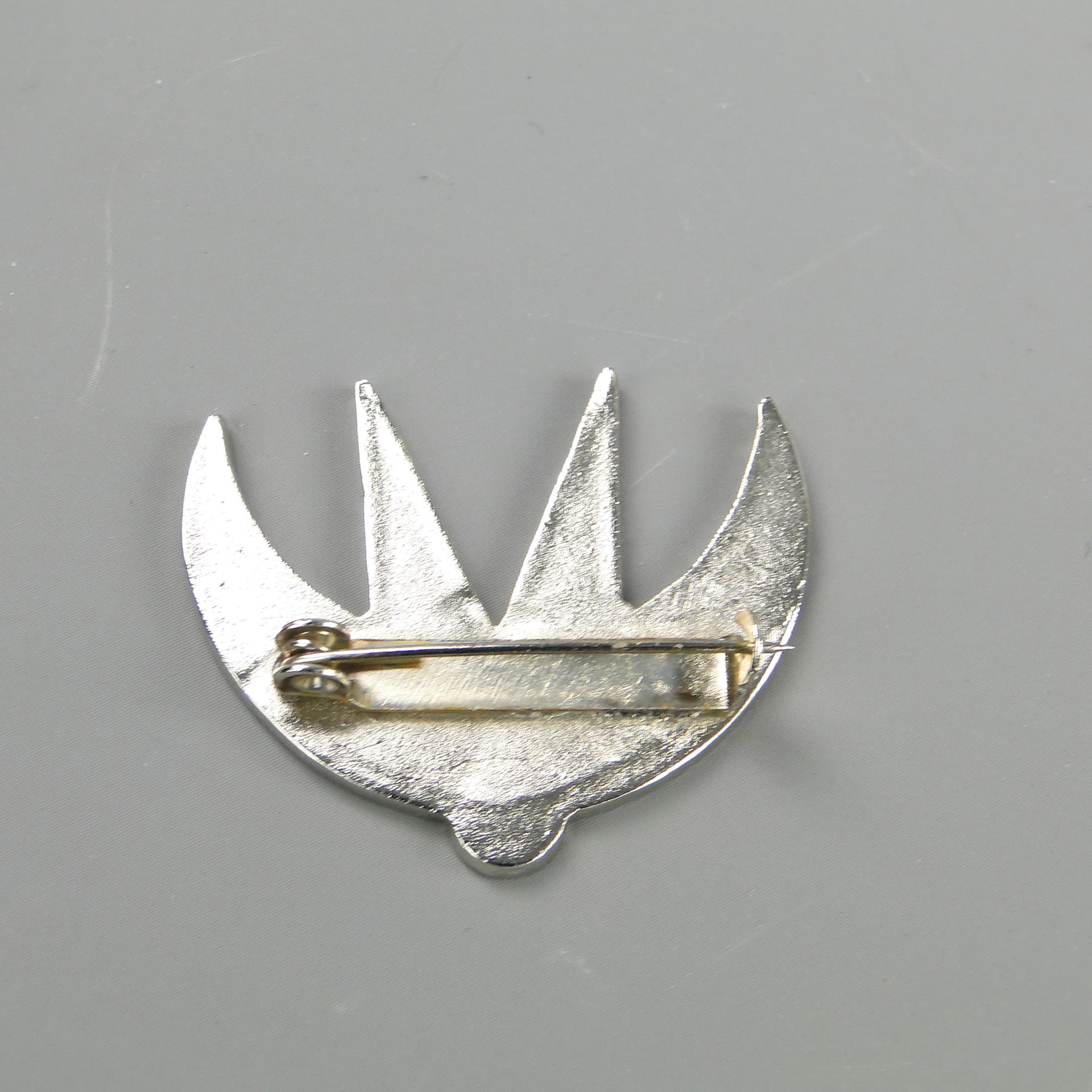 Broszka Pierwsza jaskółka, multicolor, metal emaliowany, proj. J. Treutler, Polska, lata 50. - 60280