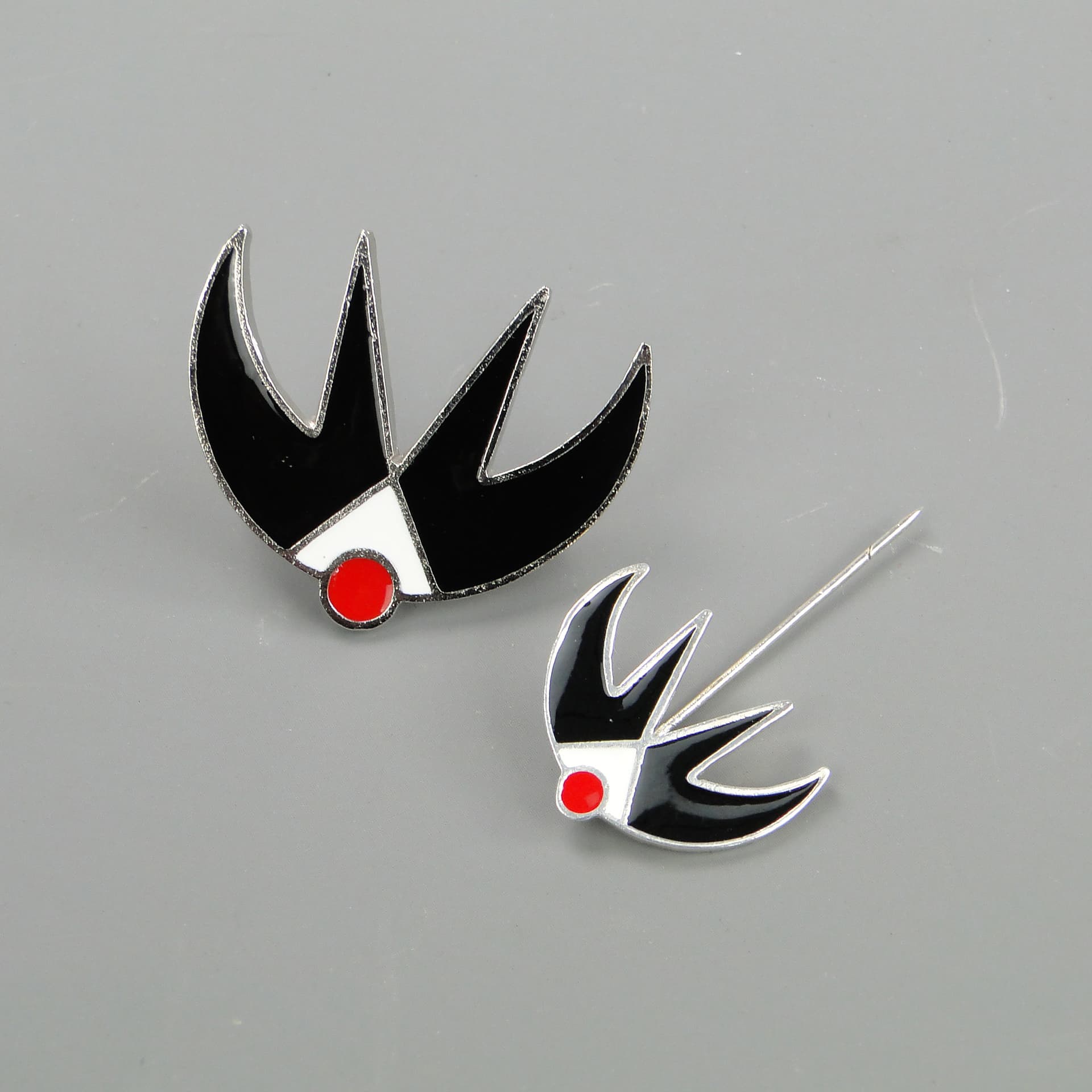 Wpinka Pierwsza Jaskółka, multikolor, metal, proj. J. Treutler, Polska, lata 50. - 60335