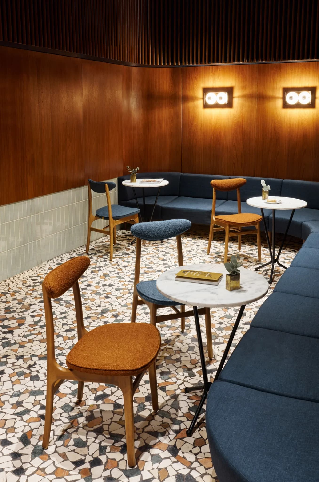 Krzesło 200-190 Boucle Green Bottle, zielony, jesion 03 Dark, proj. R. Hałas, 366 Concept - 63593