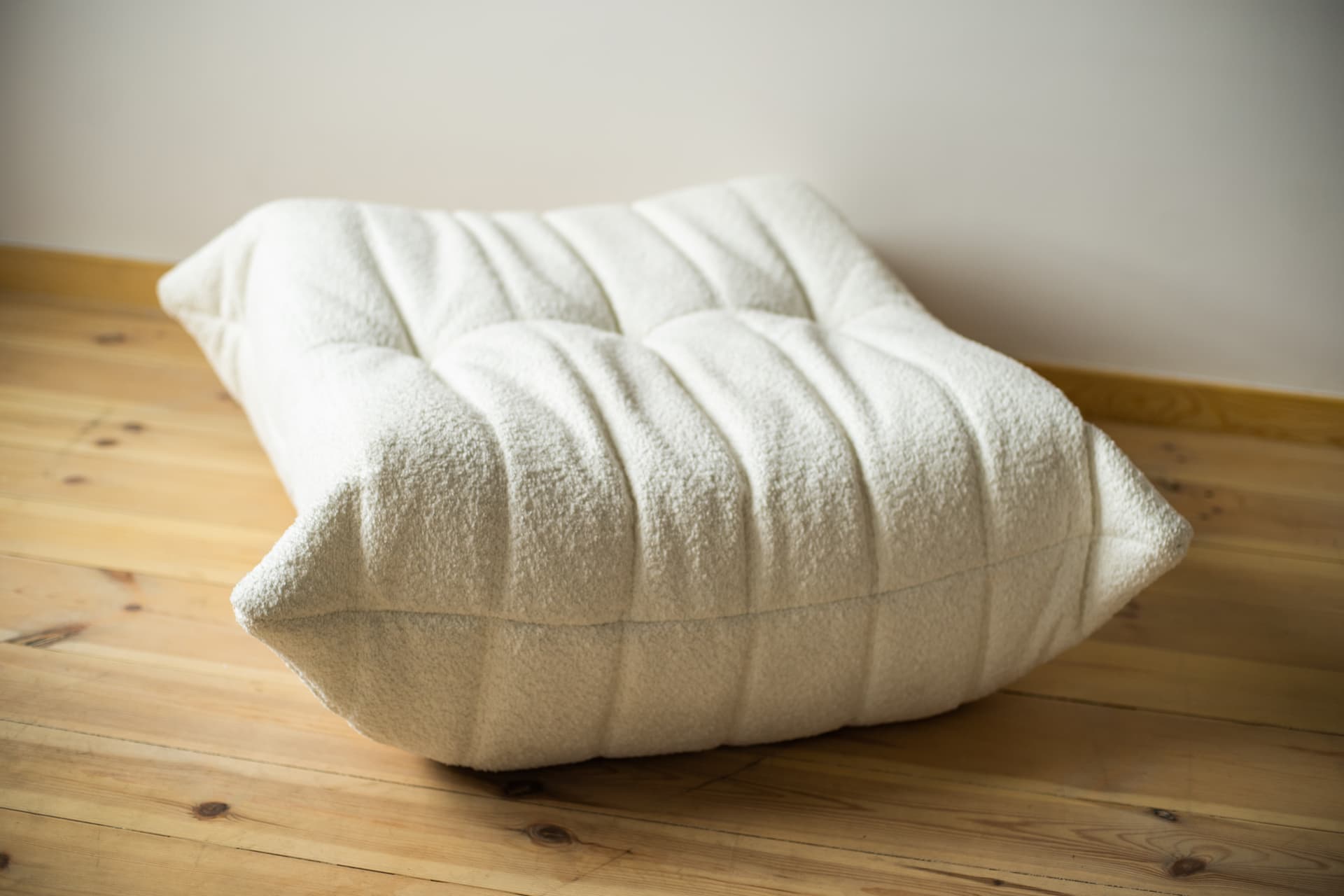 Podnóżek Togo, boucle biały - 390757