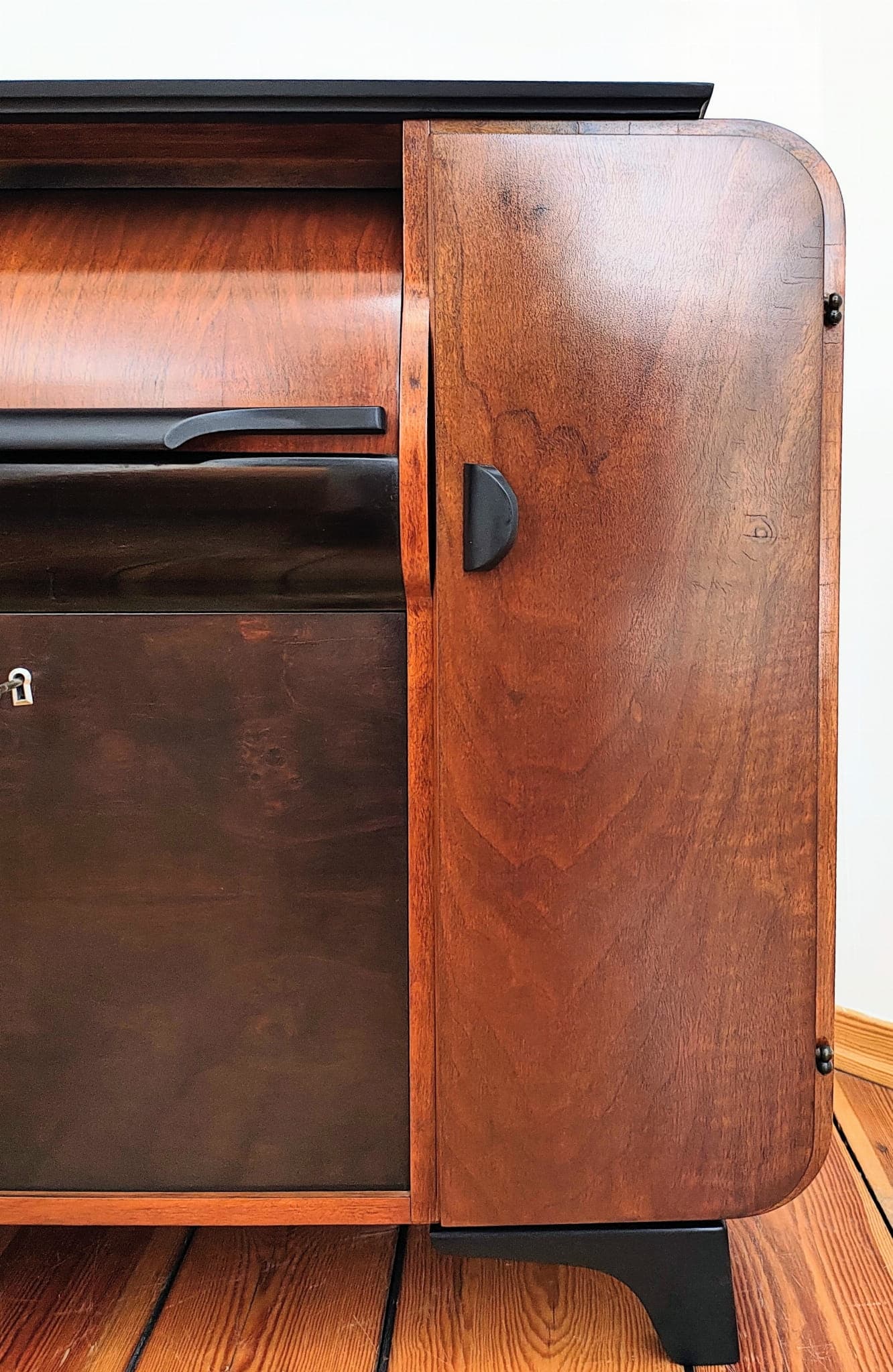 Komoda gramofonowa art déco, orzech brązowy, proj. J. Halabala, Czechosłowacja, lata 30. - 65512