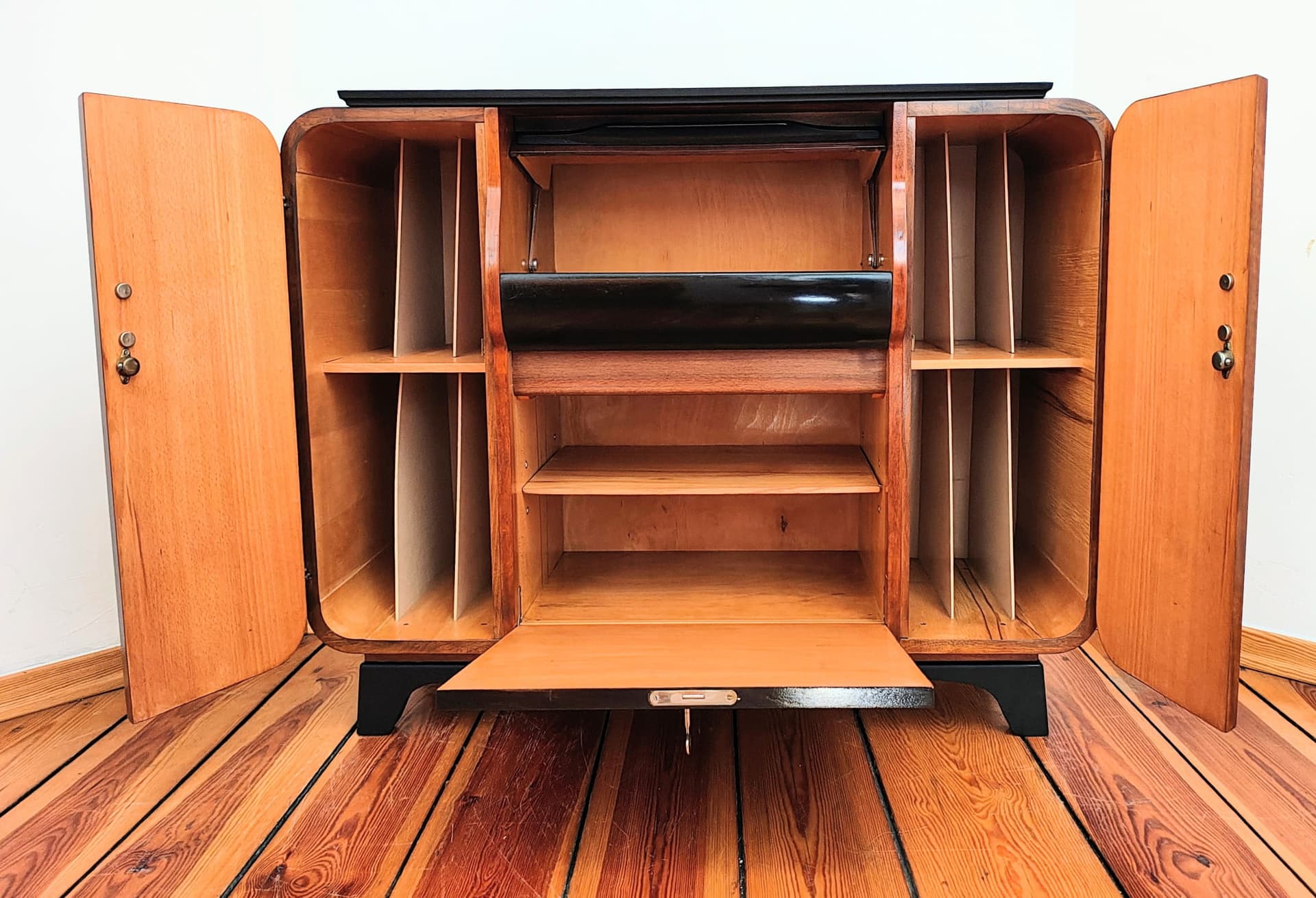 Komoda gramofonowa art déco, orzech brązowy, proj. J. Halabala, Czechosłowacja, lata 30. - 65511