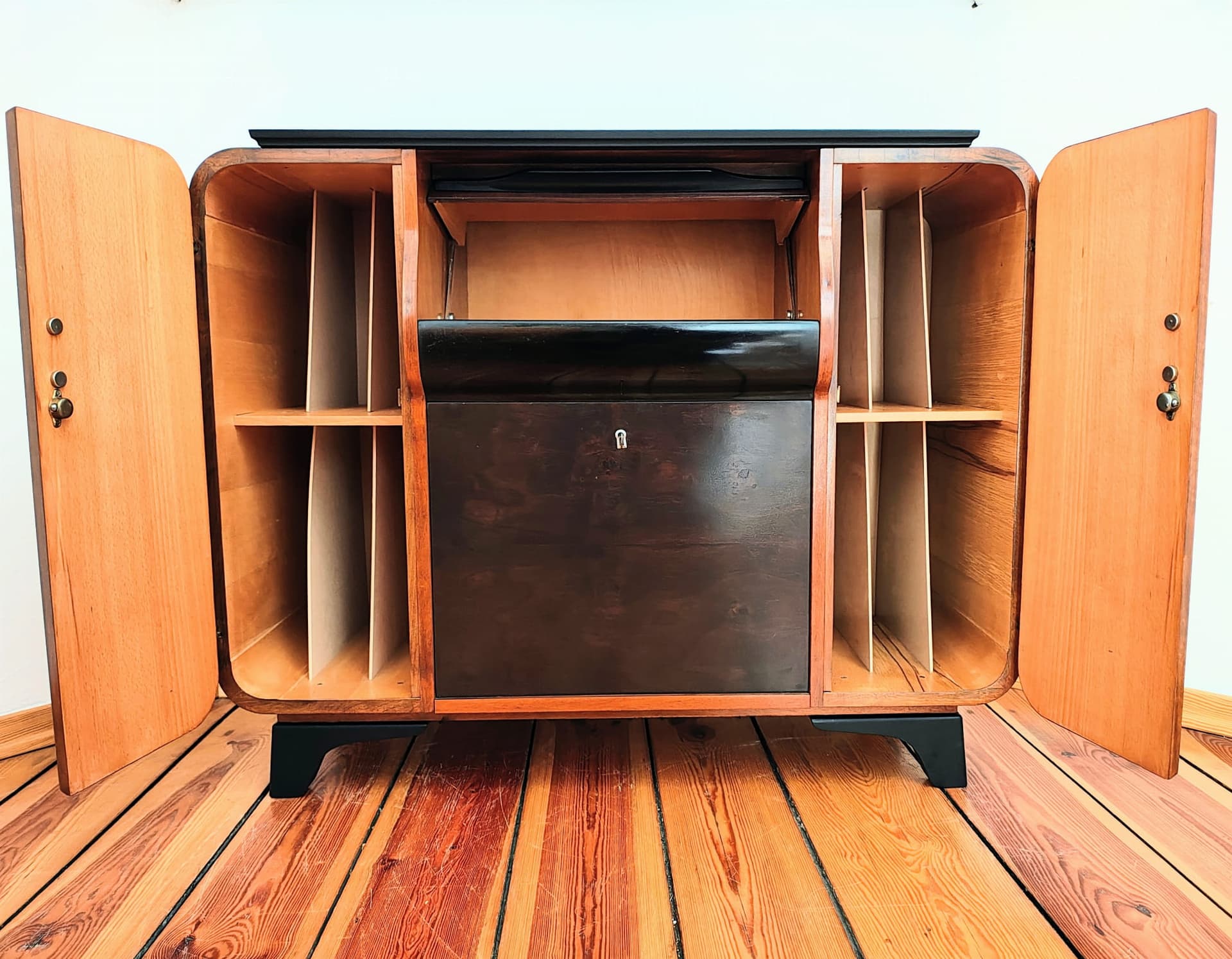 Komoda gramofonowa art déco, orzech brązowy, proj. J. Halabala, Czechosłowacja, lata 30. - 65510