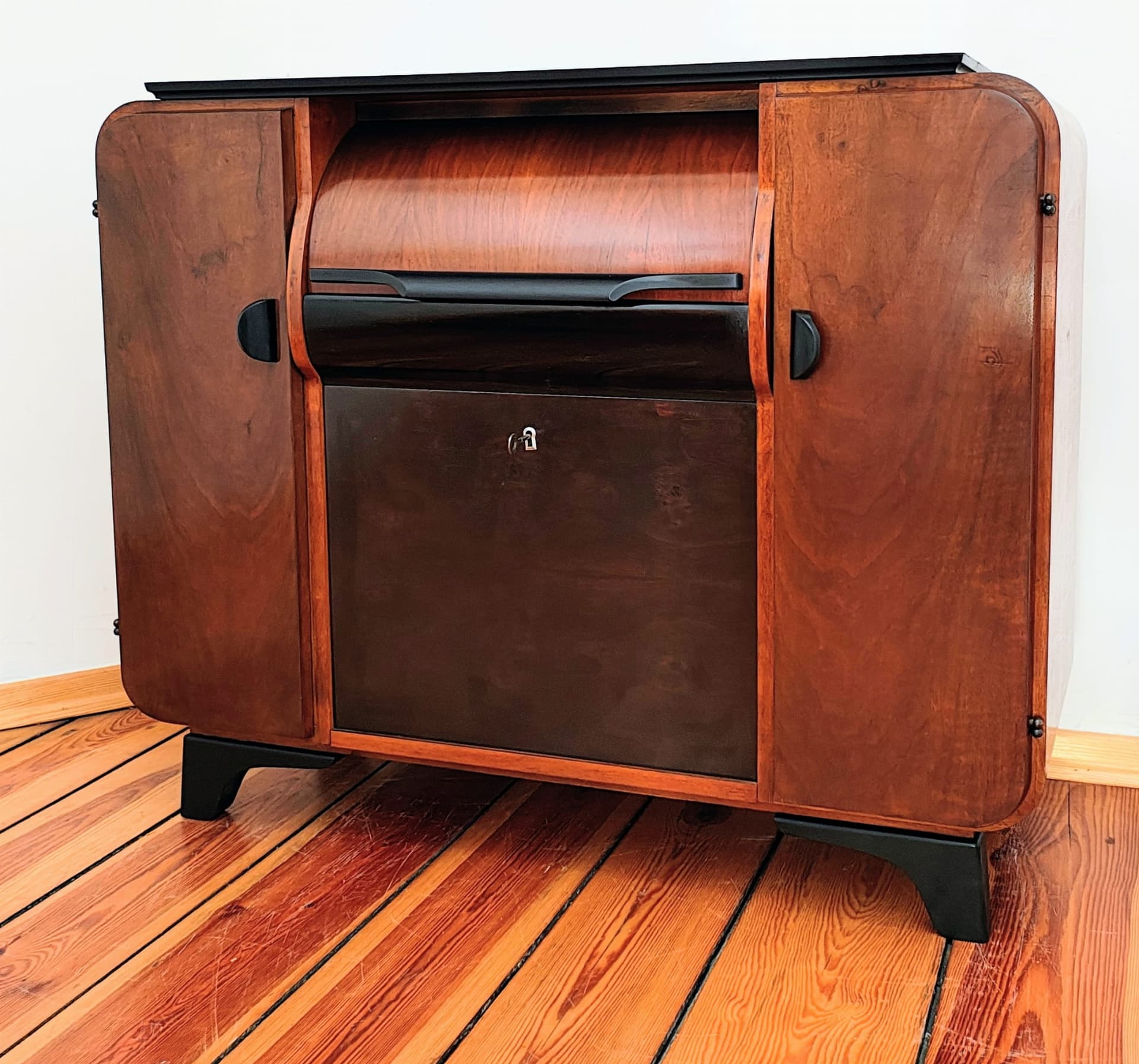 Komoda gramofonowa art déco, orzech brązowy, proj. J. Halabala, Czechosłowacja, lata 30. - 65504