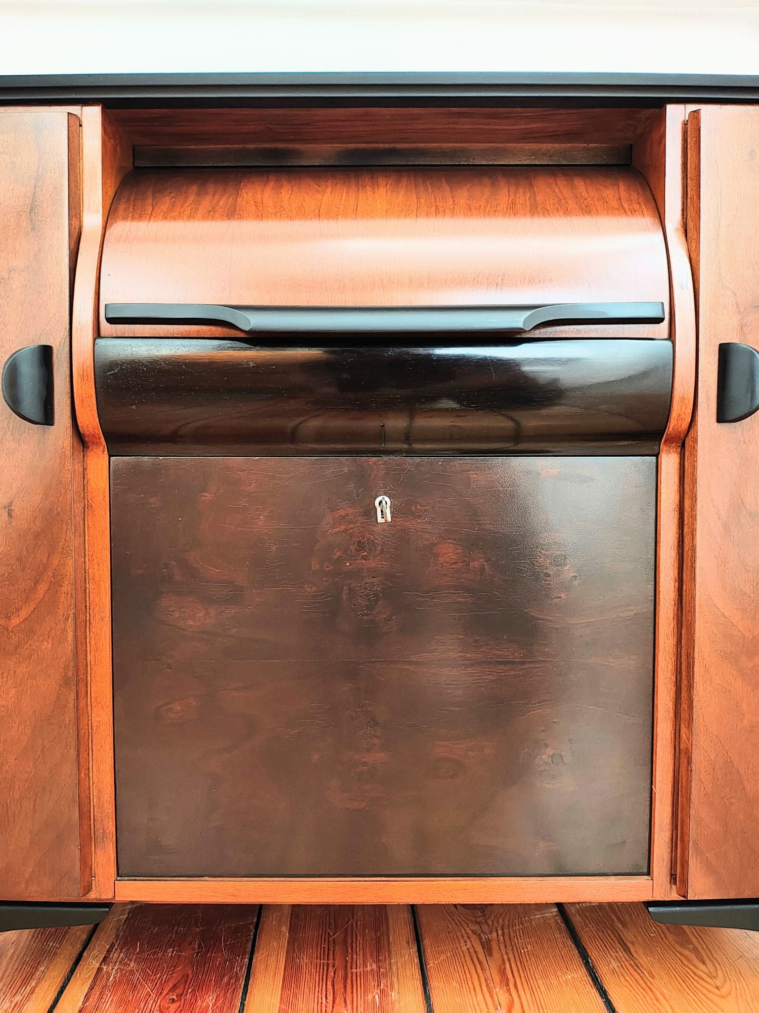 Komoda gramofonowa art déco, orzech brązowy, proj. J. Halabala, Czechosłowacja, lata 30. - 65514