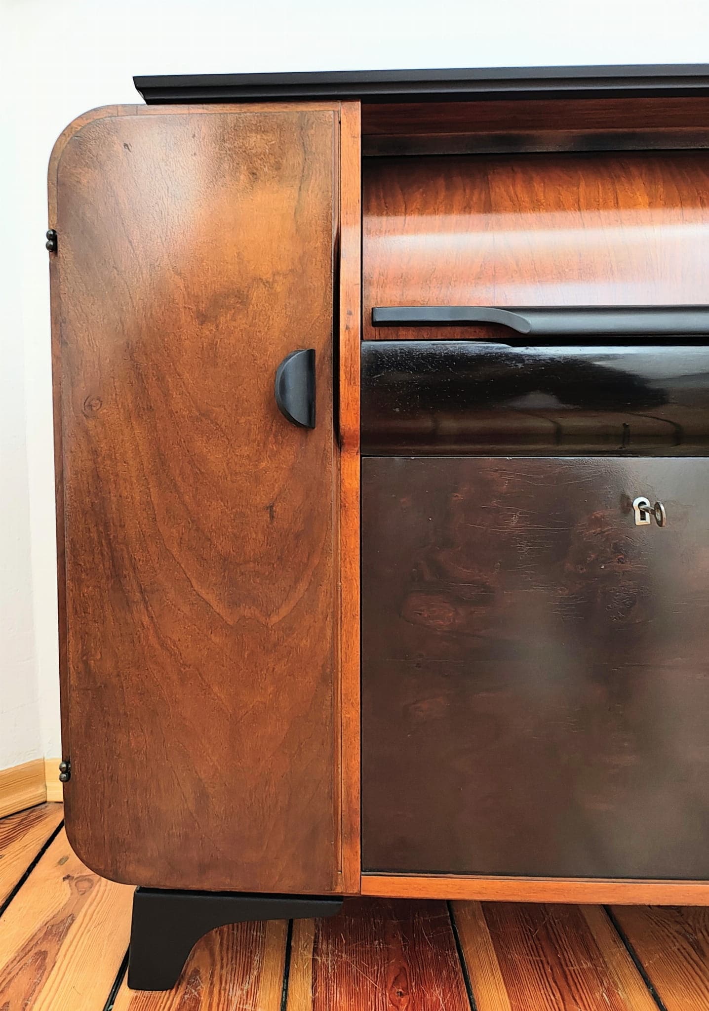 Komoda gramofonowa art déco, orzech brązowy, proj. J. Halabala, Czechosłowacja, lata 30. - 65513