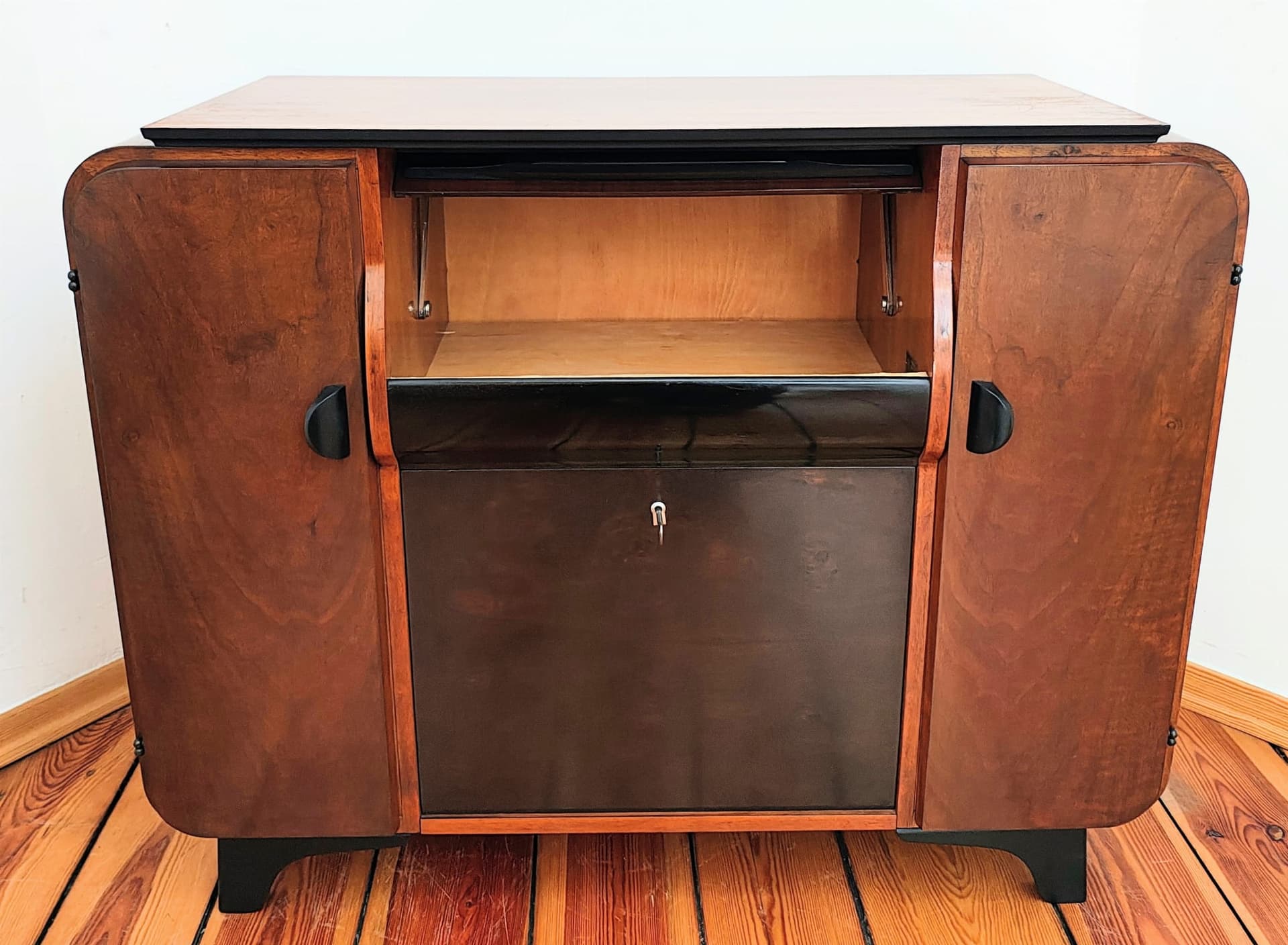 Komoda gramofonowa art déco, orzech brązowy, proj. J. Halabala, Czechosłowacja, lata 30. - 65509