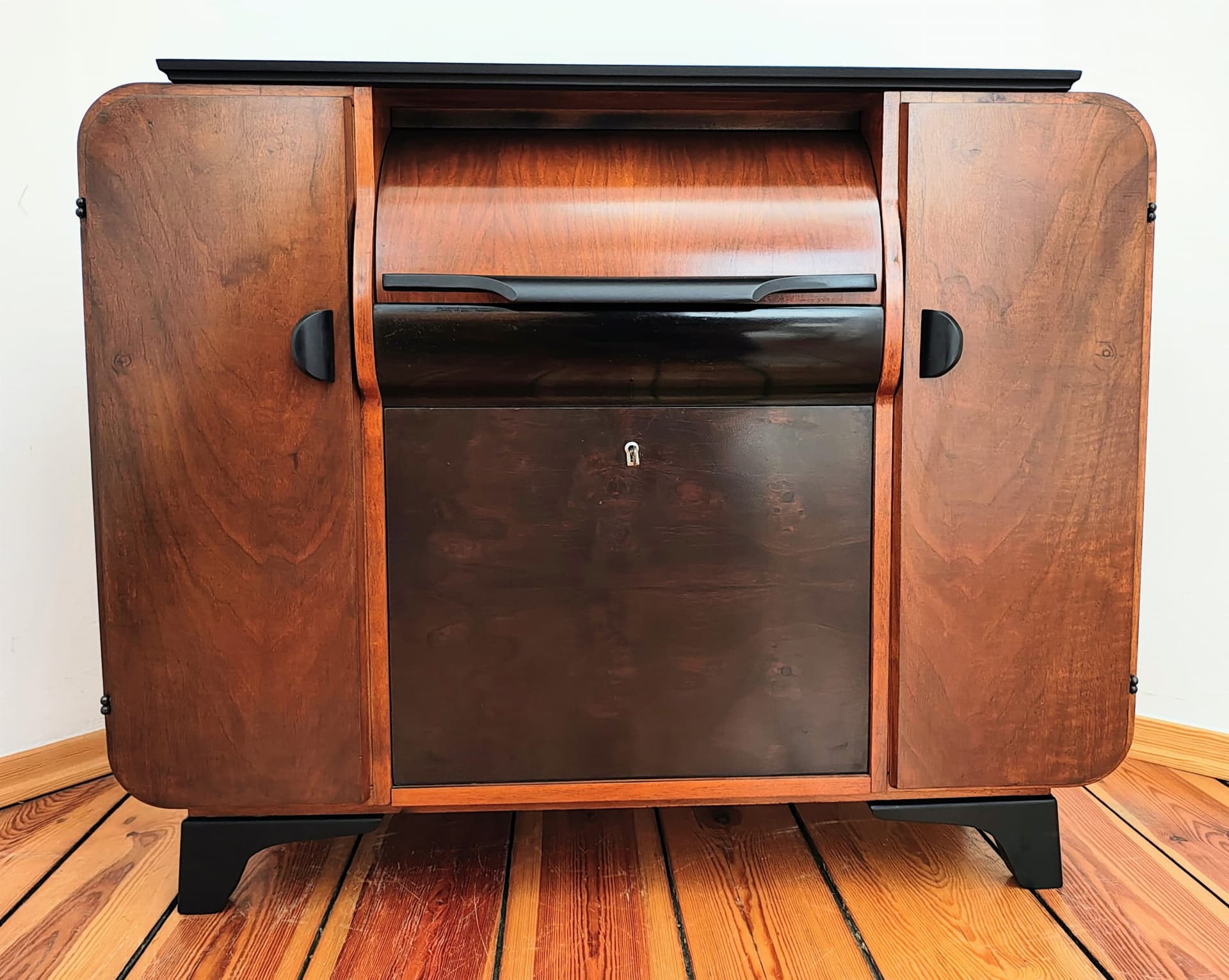 Komoda gramofonowa art déco, orzech brązowy, proj. J. Halabala, Czechosłowacja, lata 30. - 65508