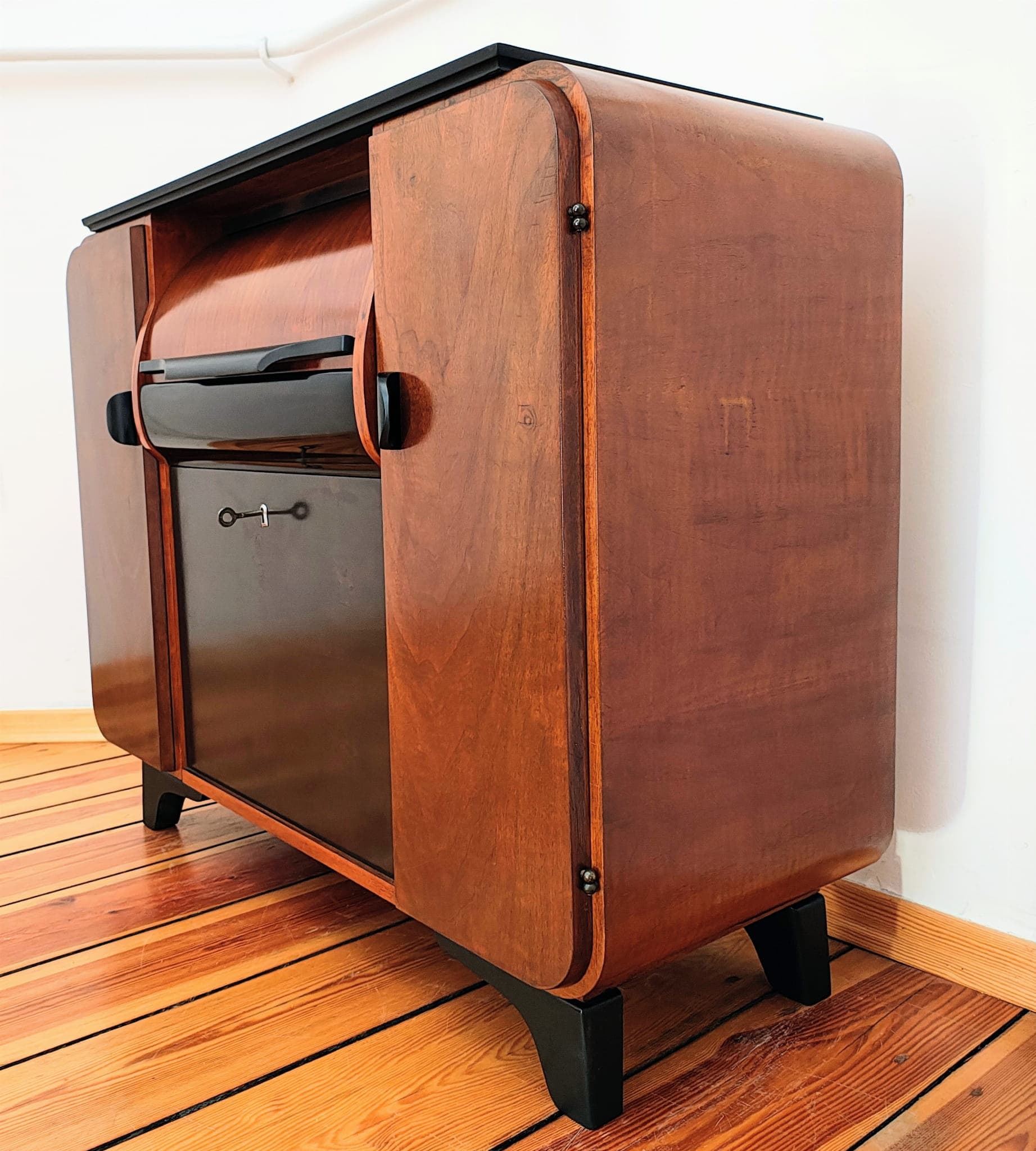 Komoda gramofonowa art déco, orzech brązowy, proj. J. Halabala, Czechosłowacja, lata 30. - 65505