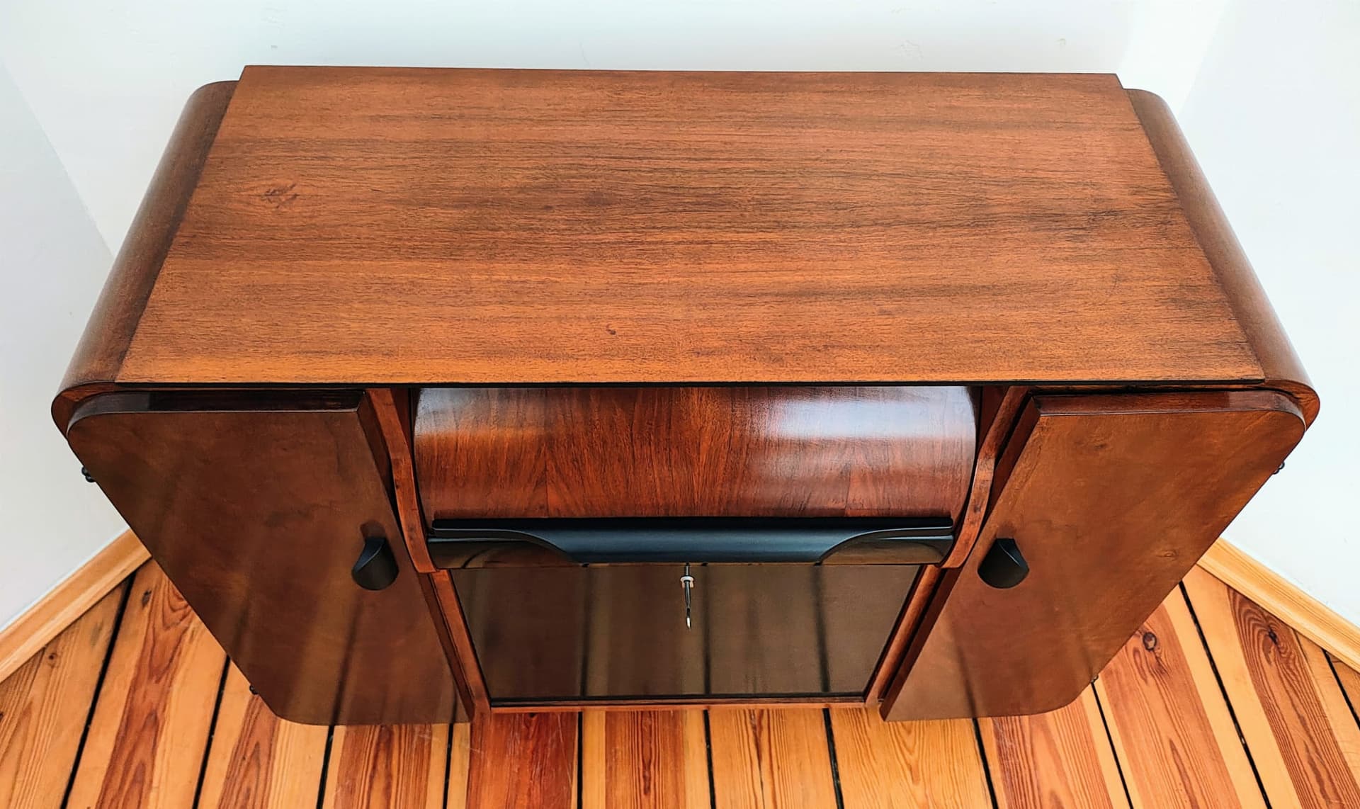 Komoda gramofonowa art déco, orzech brązowy, proj. J. Halabala, Czechosłowacja, lata 30. - 65516