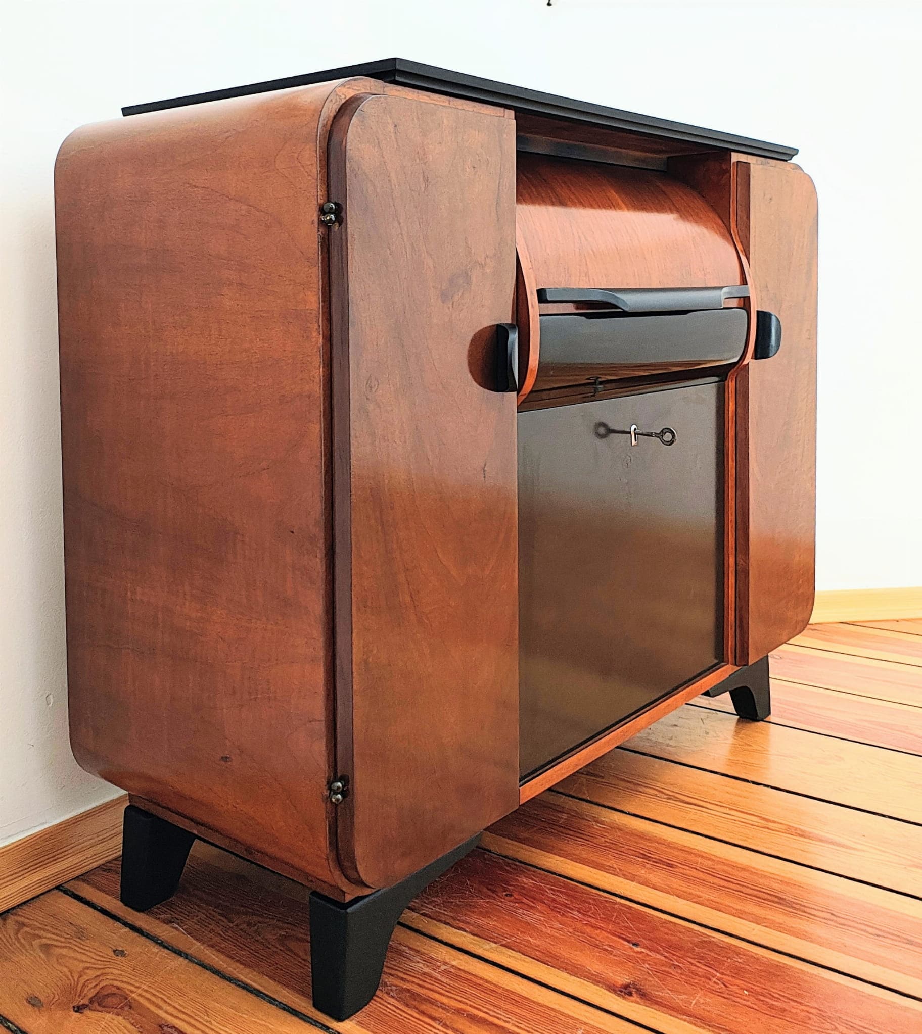 Komoda gramofonowa art déco, orzech brązowy, proj. J. Halabala, Czechosłowacja, lata 30. - 65506