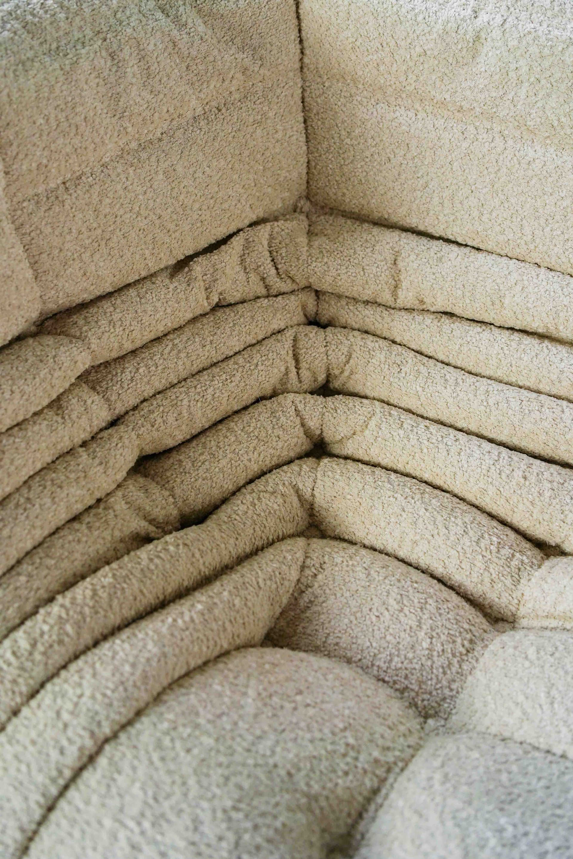 Sofa Togo z podłokietnikami, boucle biały - 390722