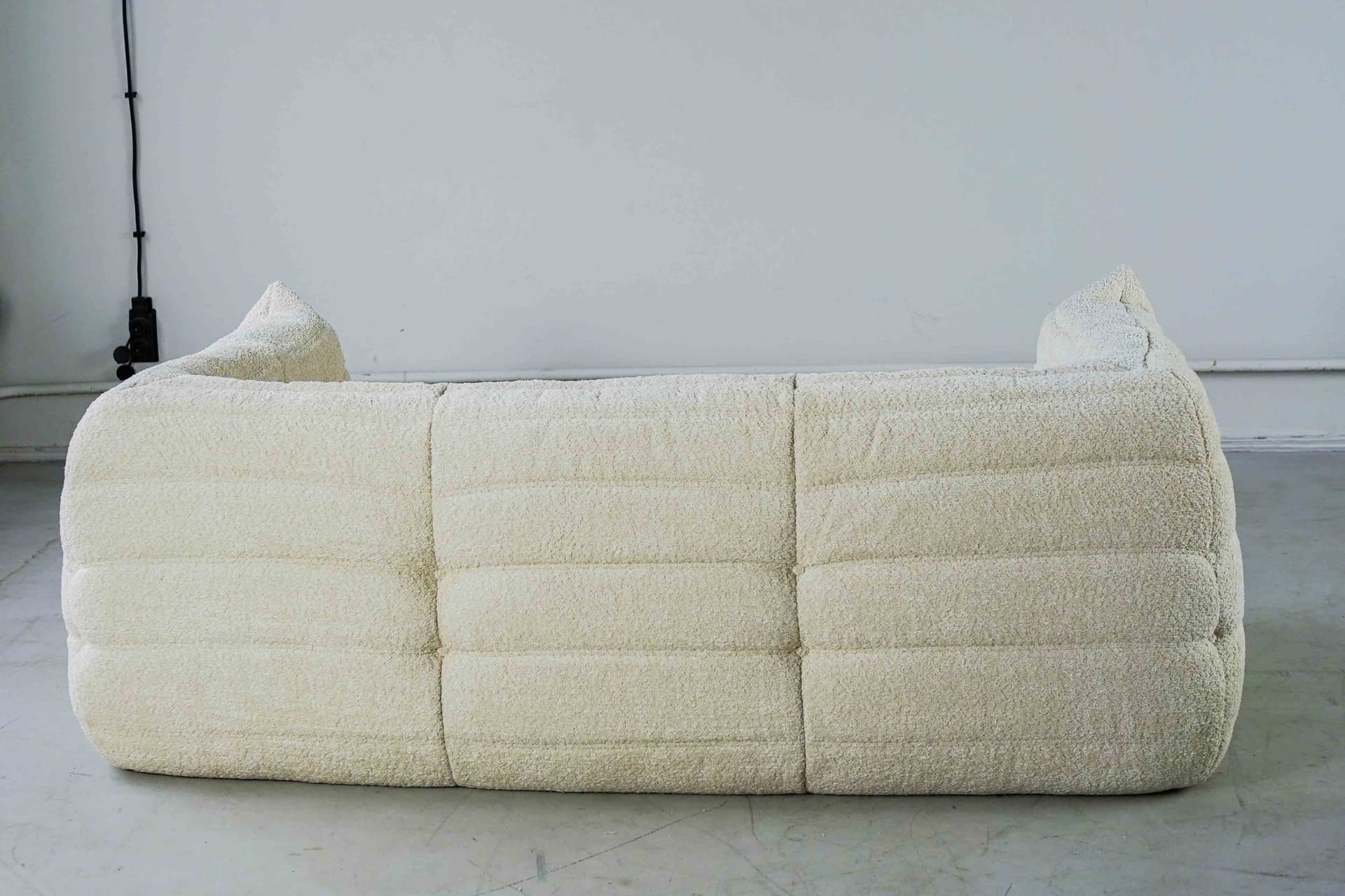 Sofa Togo z podłokietnikami, boucle biały - 390720