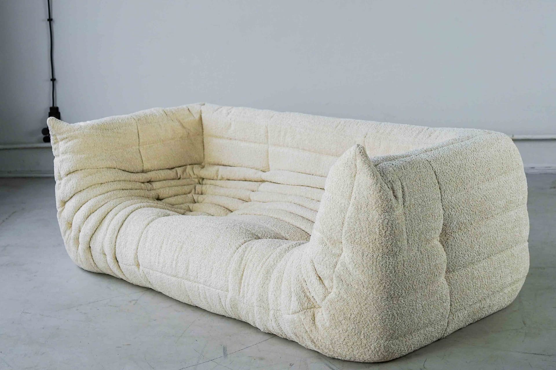 Sofa Togo z podłokietnikami, boucle biały - 390719