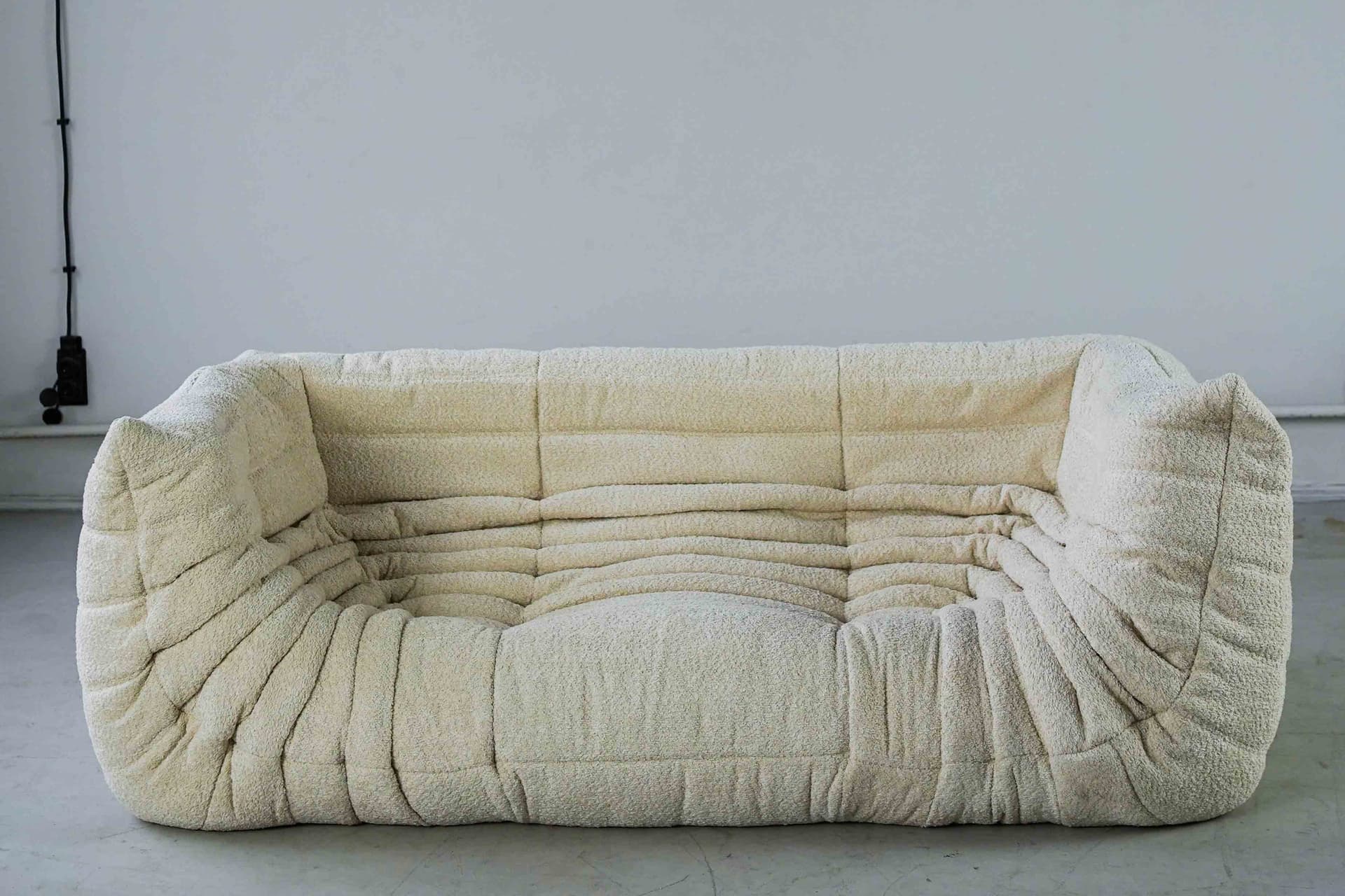 Sofa Togo z podłokietnikami, boucle biały - 390721