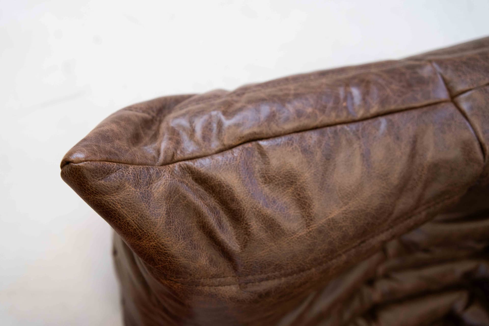 Sofa Togo z podłokietnikami, skóra brązowa kasztanowa - 298950