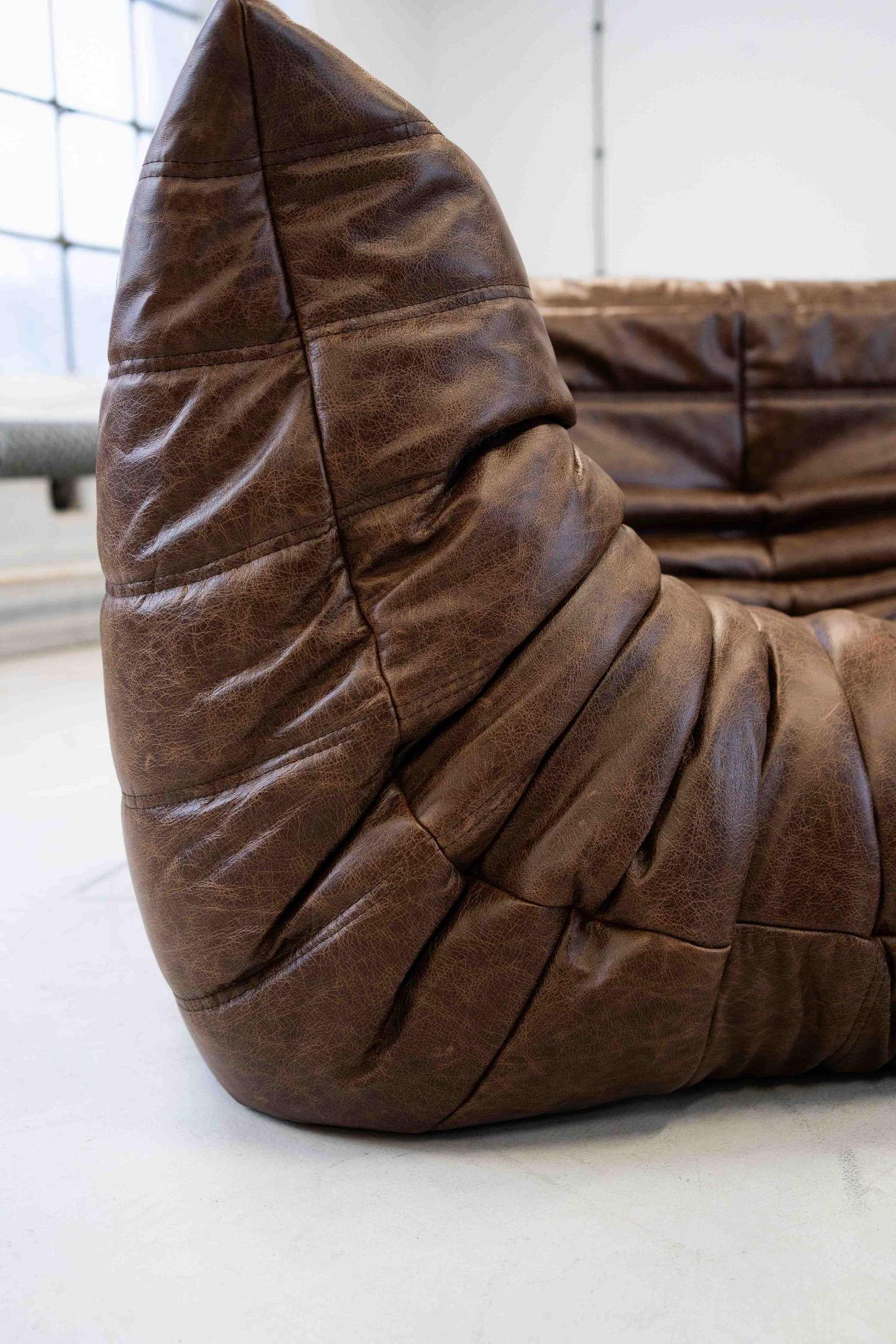 Sofa Togo z podłokietnikami, skóra brązowa kasztanowa - 298957