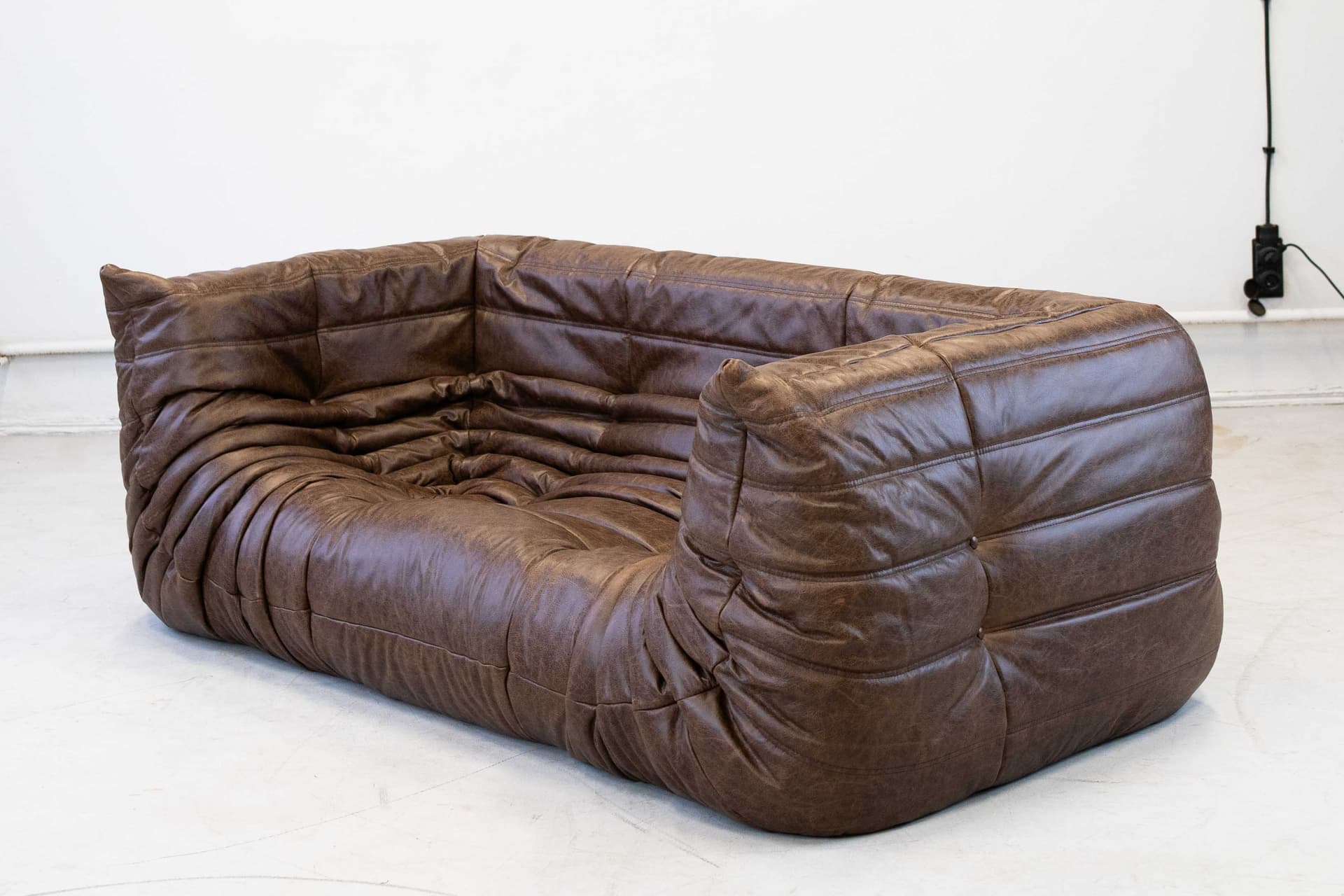 Sofa Togo z podłokietnikami, skóra brązowa kasztanowa - 298946