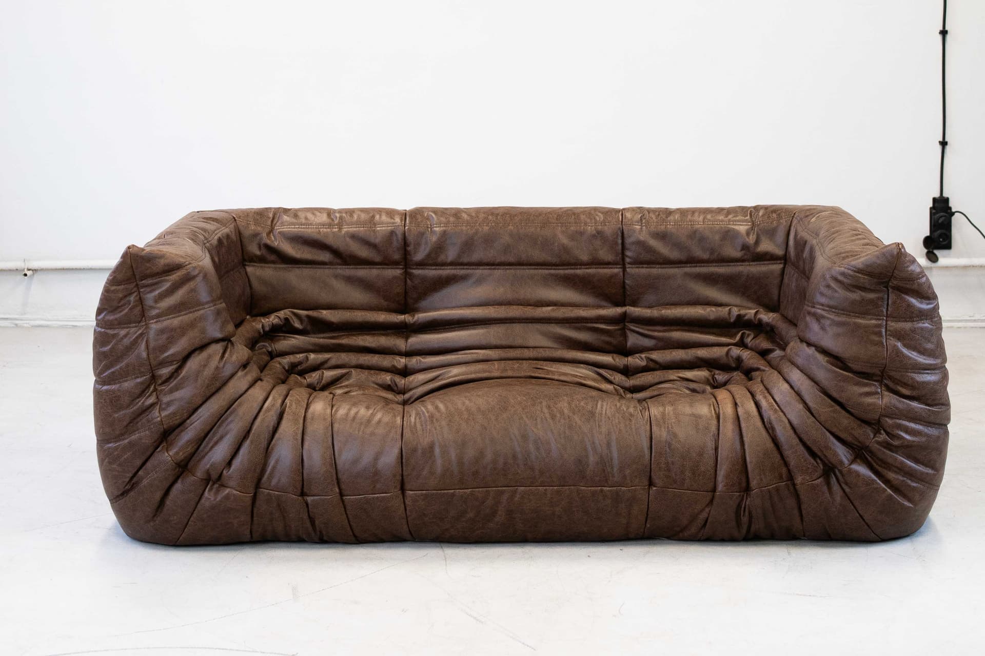 Sofa Togo z podłokietnikami, skóra brązowa kasztanowa - 298945