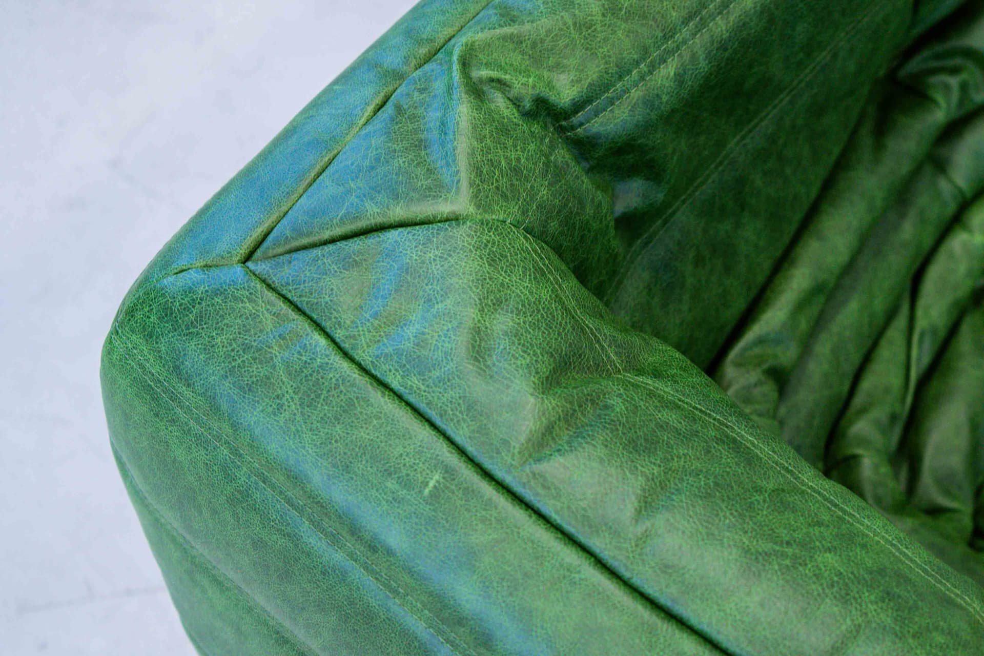 Sofa Togo z podłokietnikami, skóra zielona dubai - 298965