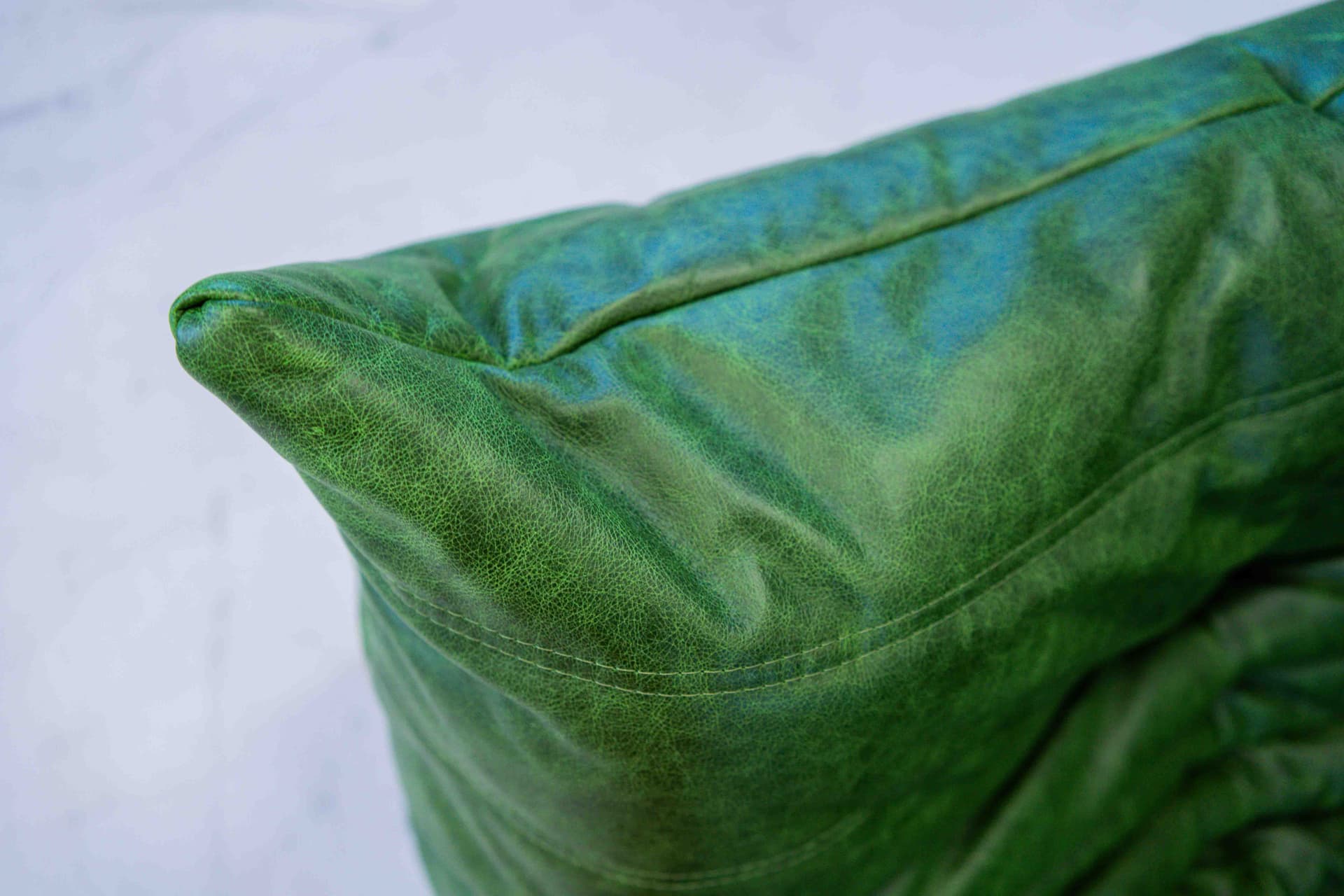 Sofa Togo z podłokietnikami, skóra zielona dubai - 298961