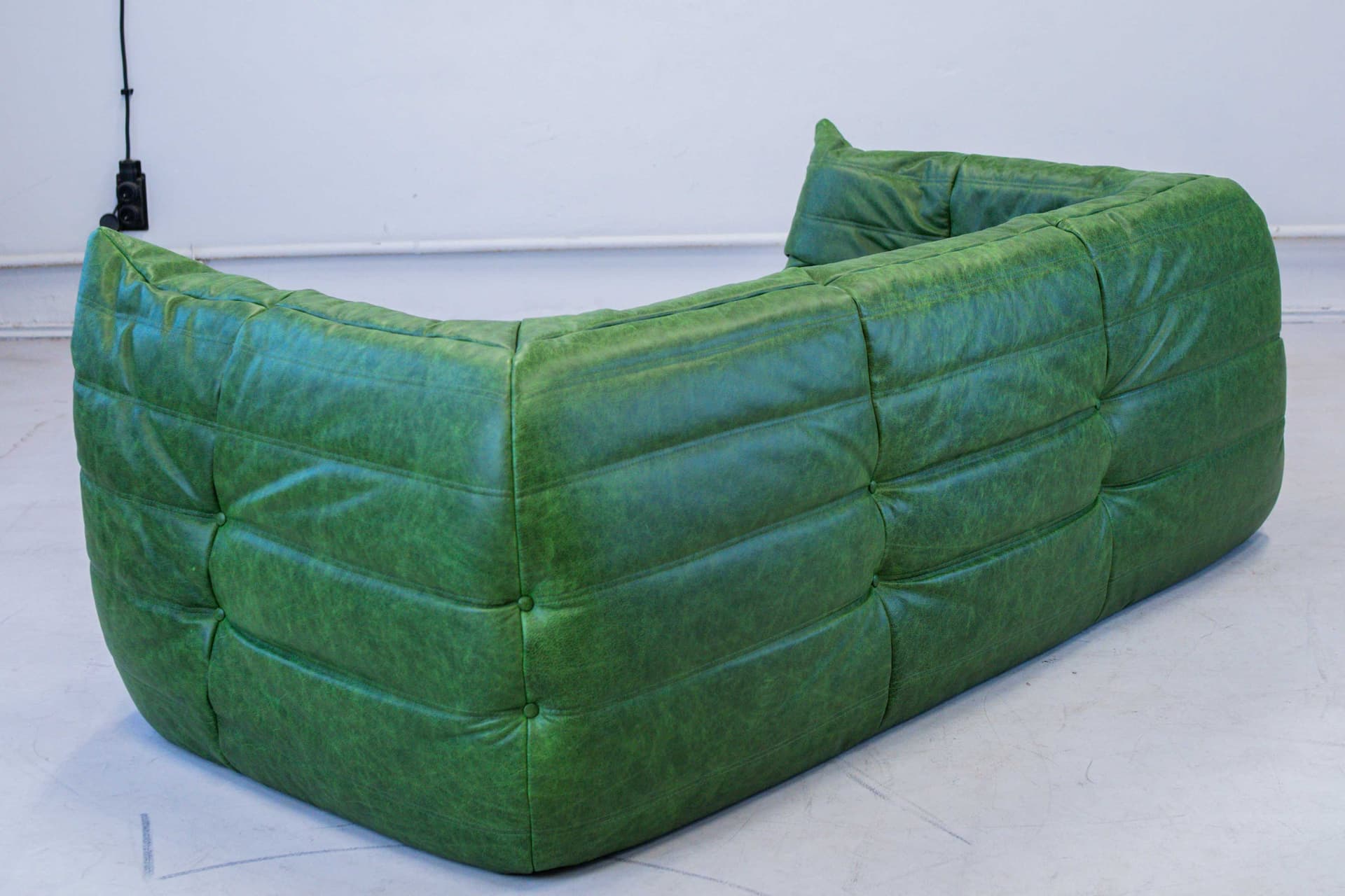 Sofa Togo z podłokietnikami, skóra zielona dubai - 298960