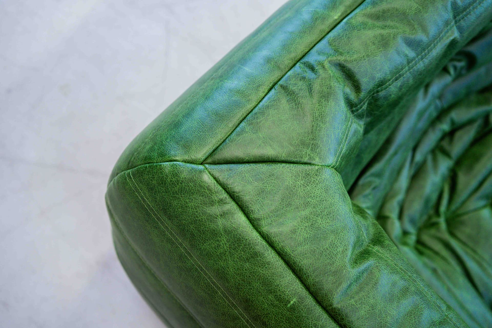 Sofa Togo z podłokietnikami, skóra zielona dubai - 298967