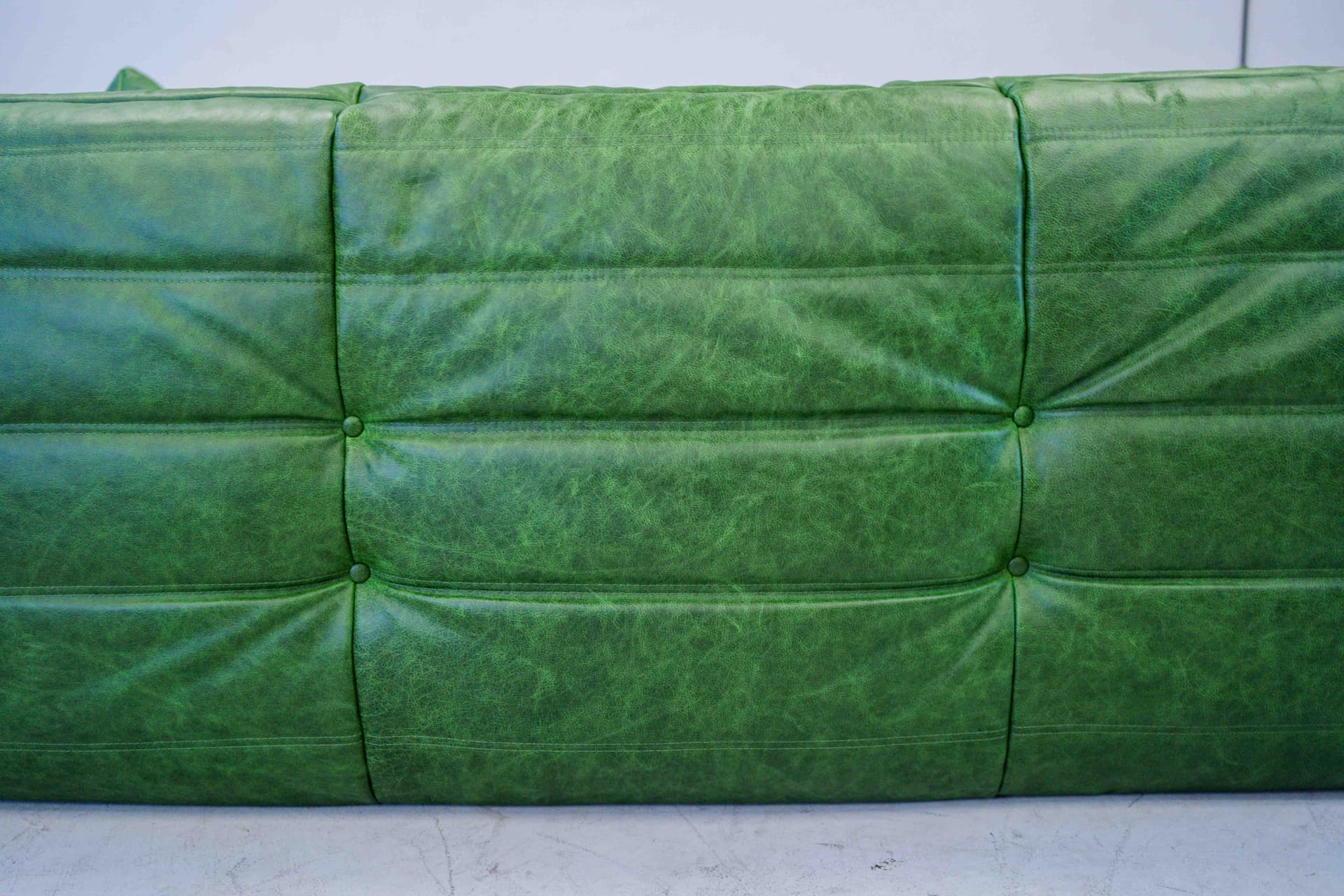 Sofa Togo z podłokietnikami, skóra zielona dubai - 298968