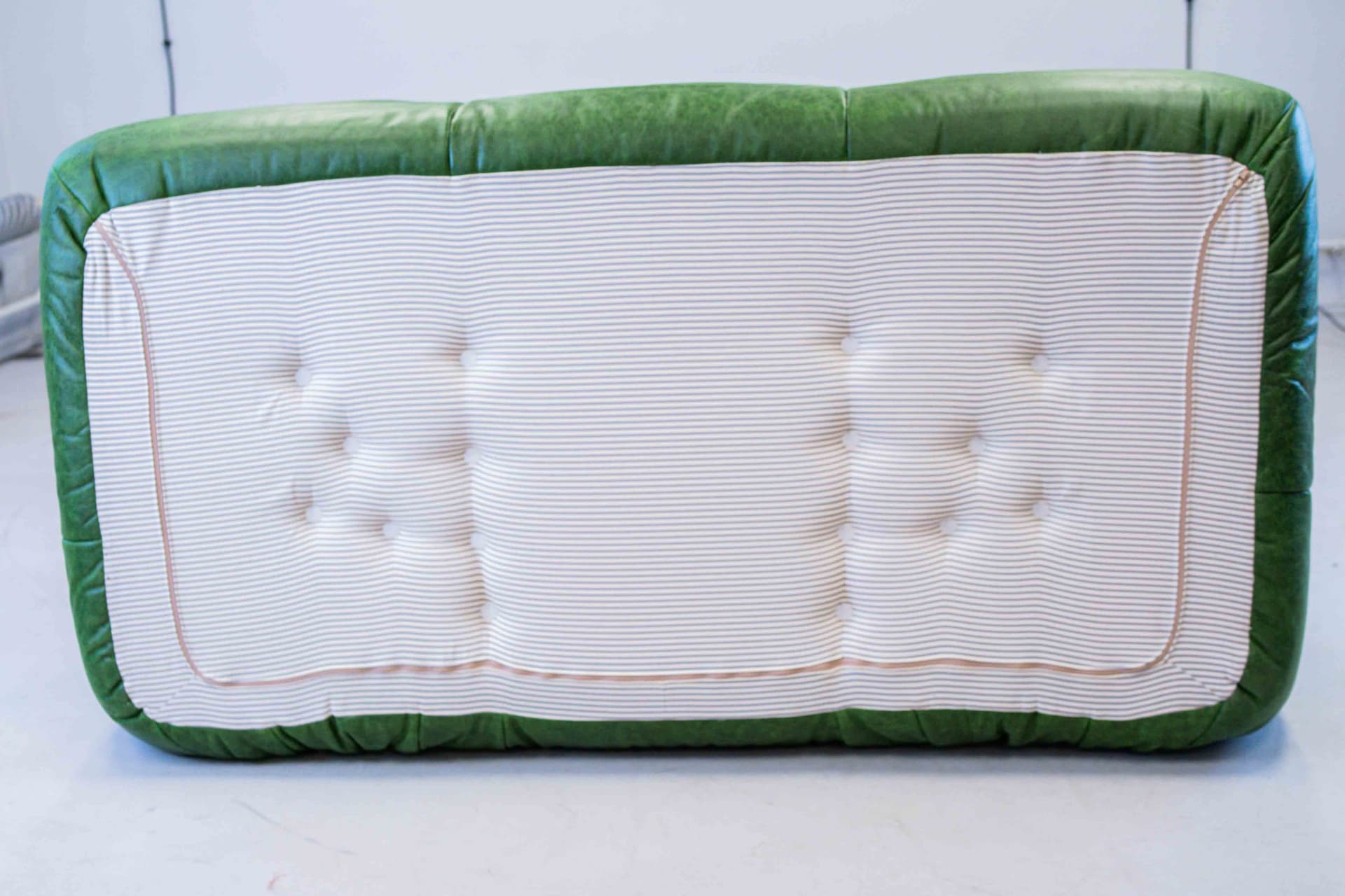 Sofa Togo z podłokietnikami, skóra zielona dubai - 298966