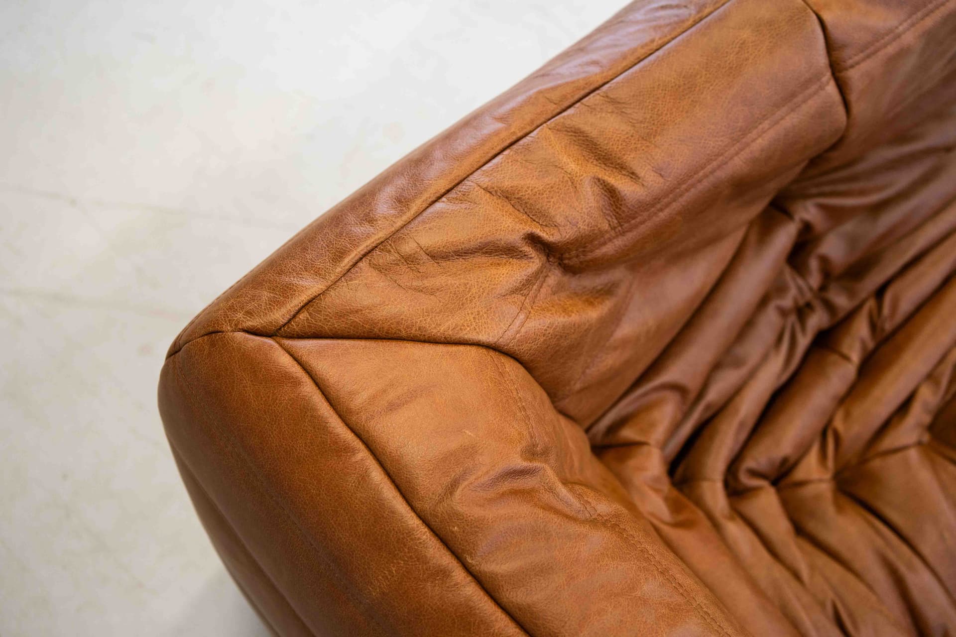 Sofa Togo z podłokietnikami, skóra brązowa dubai pine - 298978