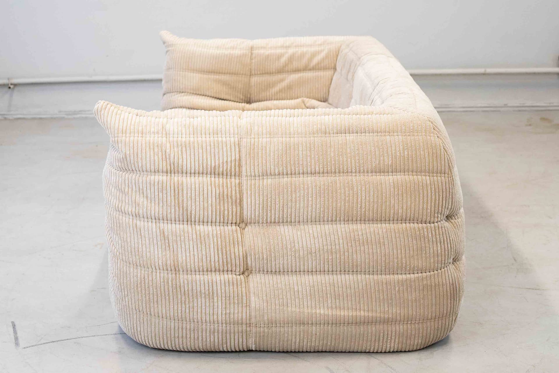 Sofa Togo z podłokietnikami, cord beżowy - 102520