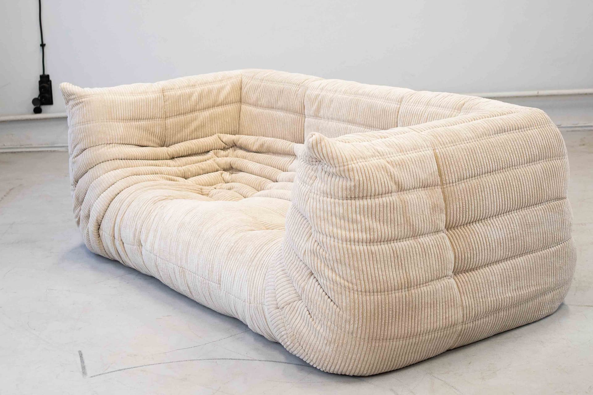 Sofa Togo z podłokietnikami, cord beżowy - 102525