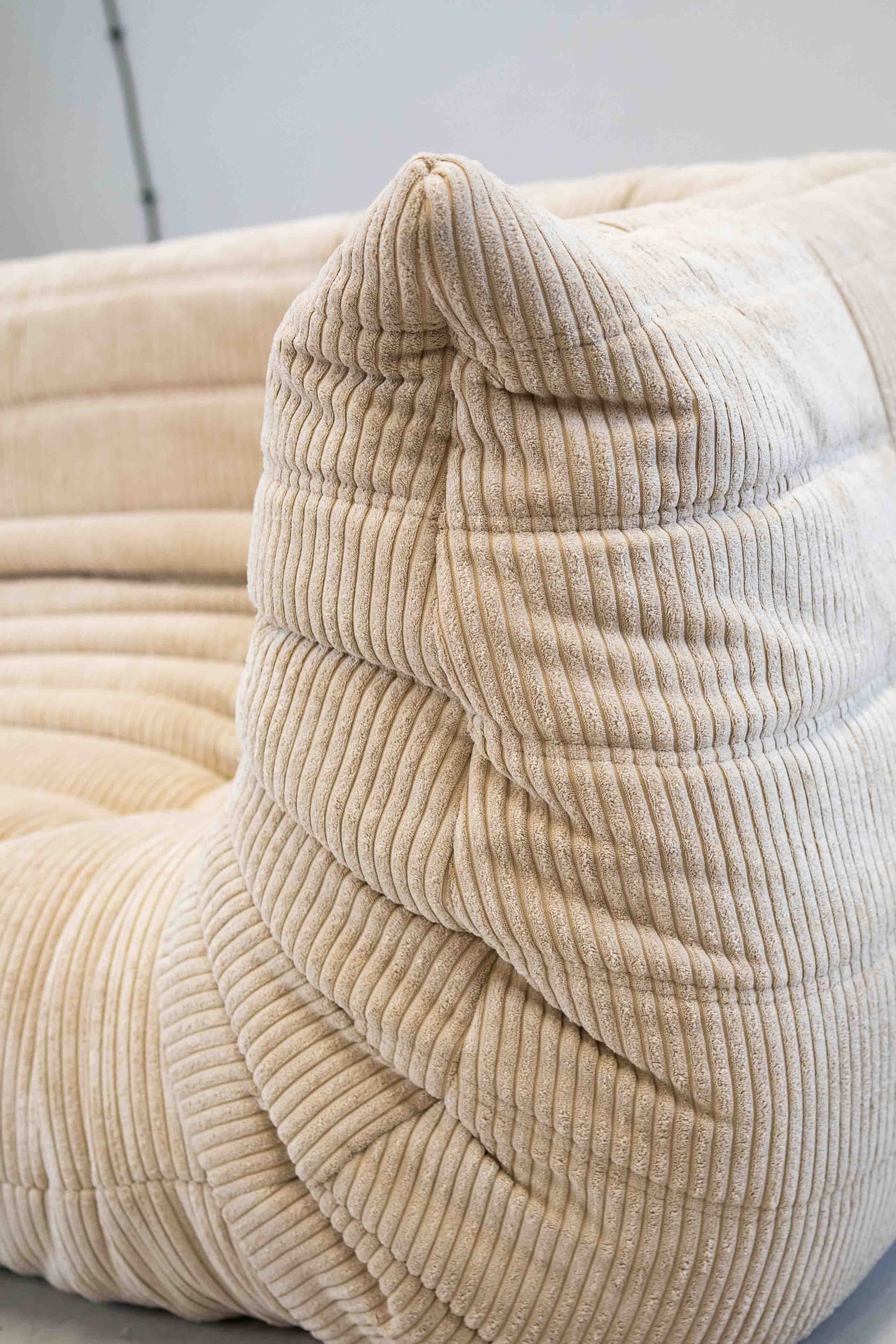 Sofa Togo z podłokietnikami, cord beżowy - 102523