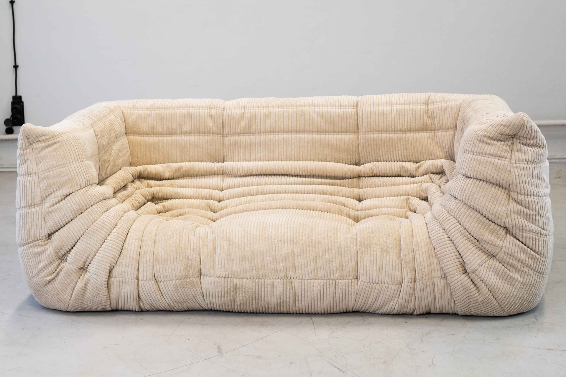 Sofa Togo z podłokietnikami, cord beżowy - 102519