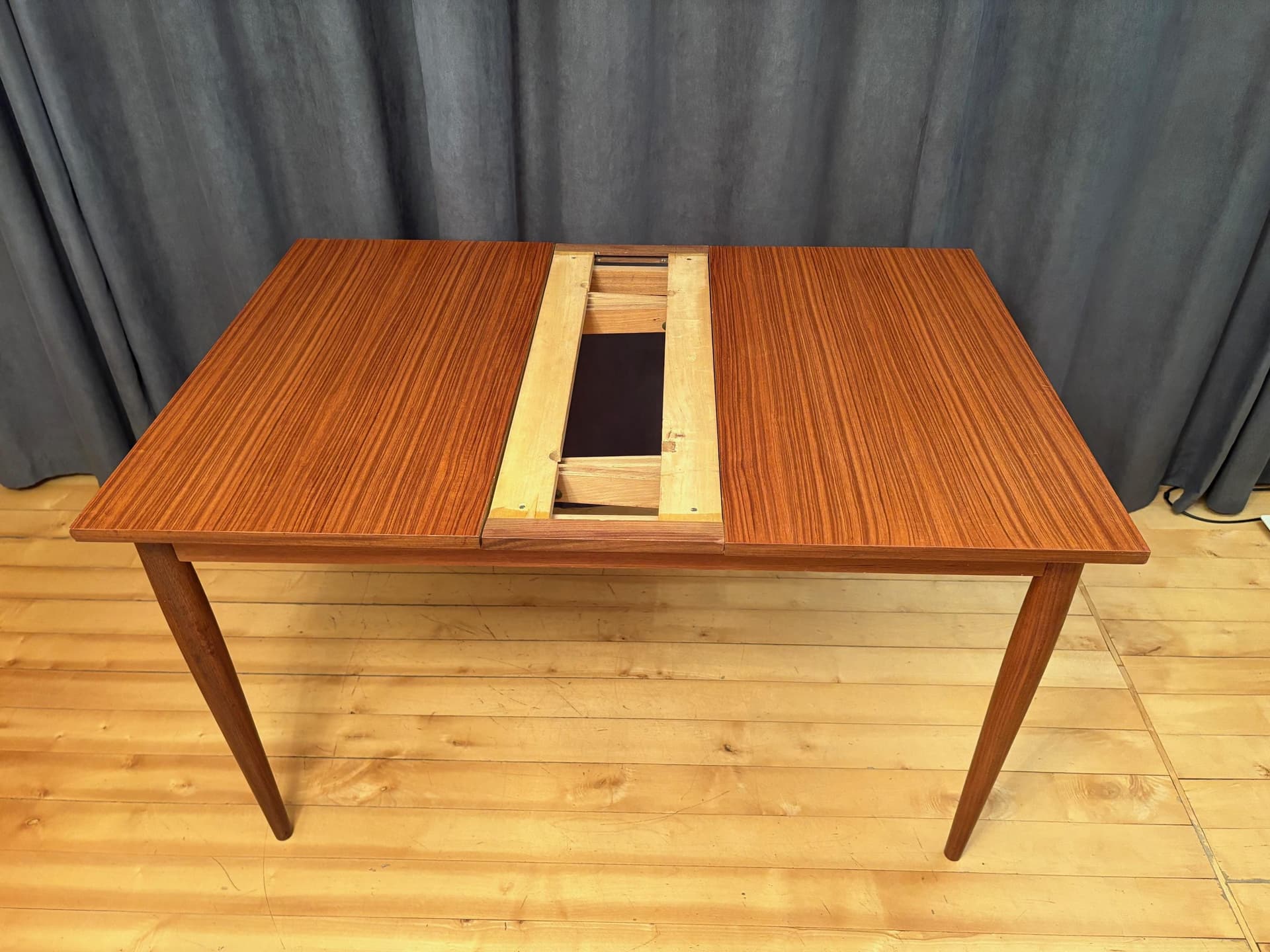 Extendable table, teak, Germany, 1960s. - 79601