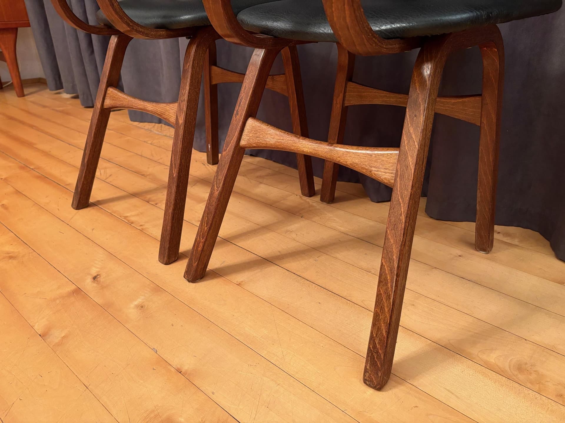 Para krzeseł, styl Borge Mogensen, ekoskóra czarna, dąb, Dania, lata 60. - 79588