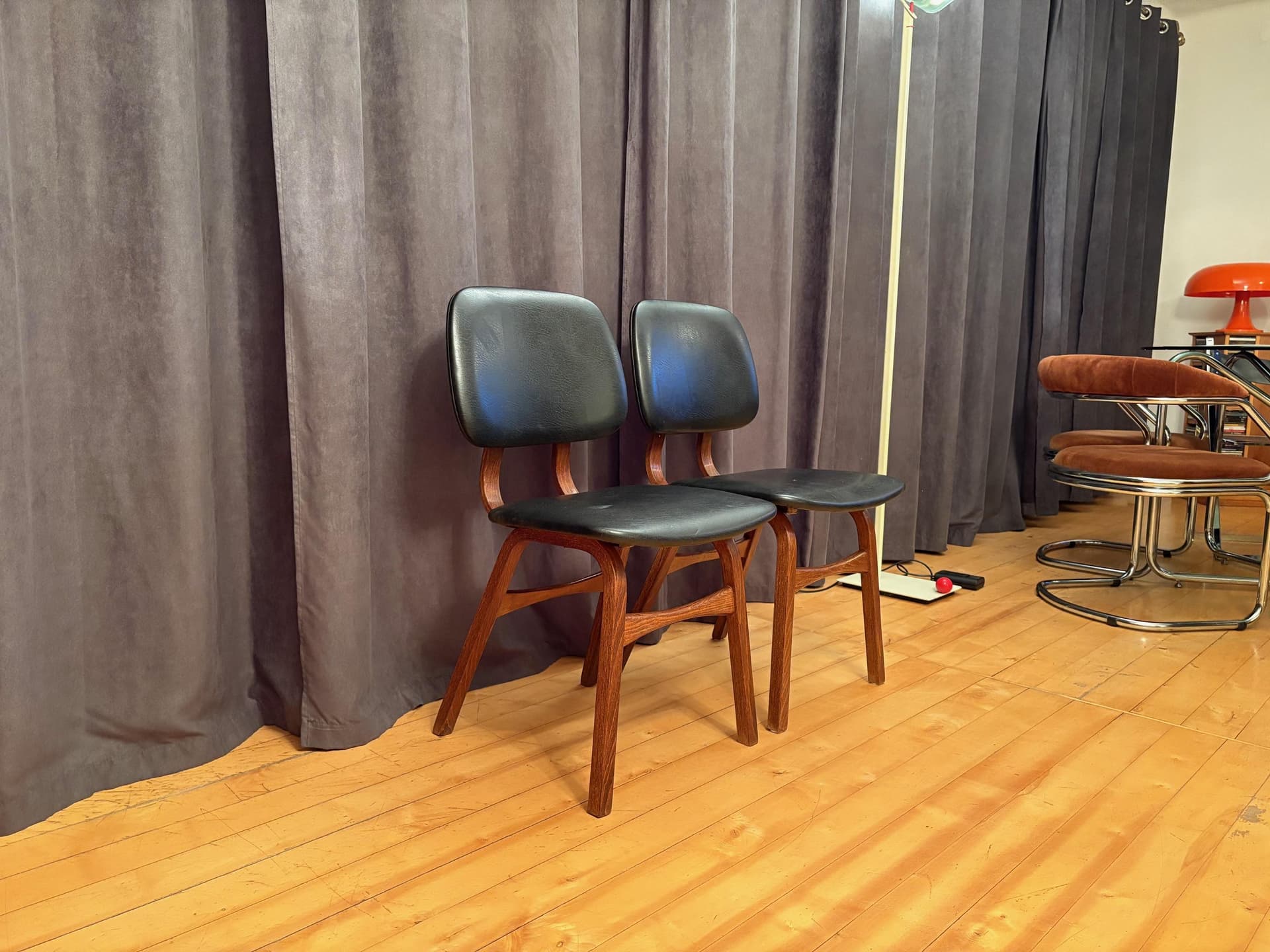 Para krzeseł, styl Borge Mogensen, ekoskóra czarna, dąb, Dania, lata 60. - 79591