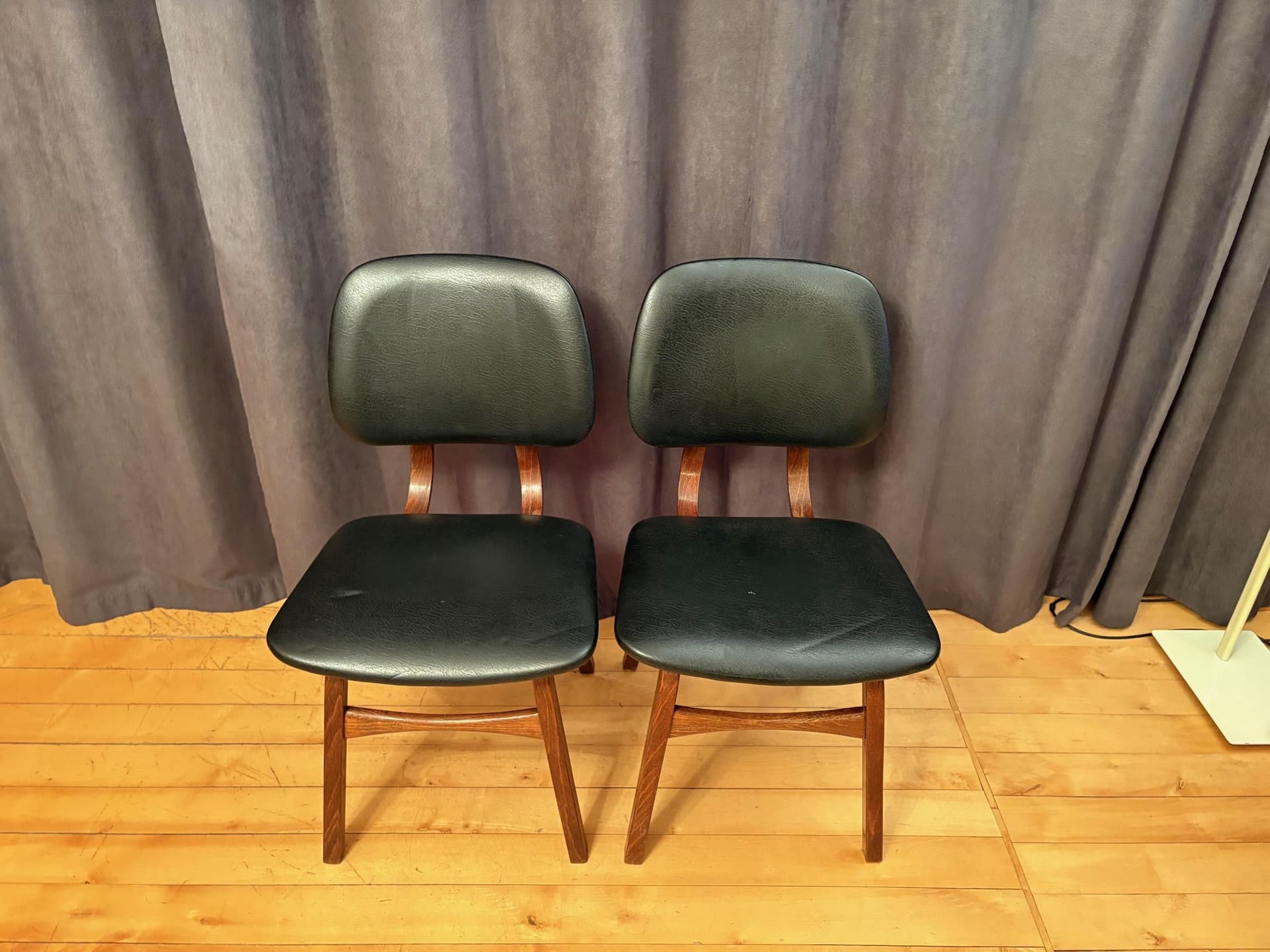 Para krzeseł, styl Borge Mogensen, ekoskóra czarna, dąb, Dania, lata 60. - 79590