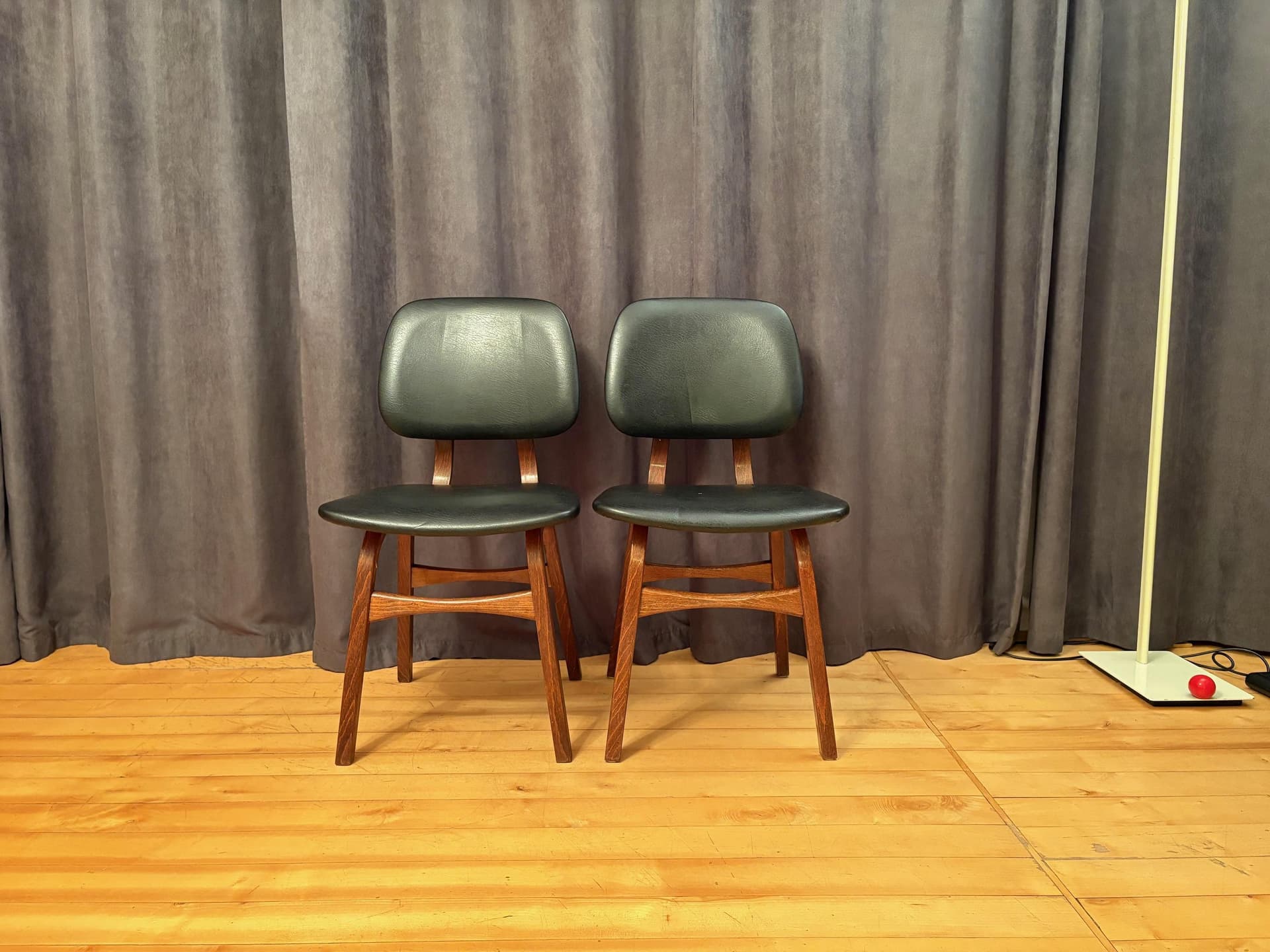 Para krzeseł, styl Borge Mogensen, ekoskóra czarna, dąb, Dania, lata 60. - 79592