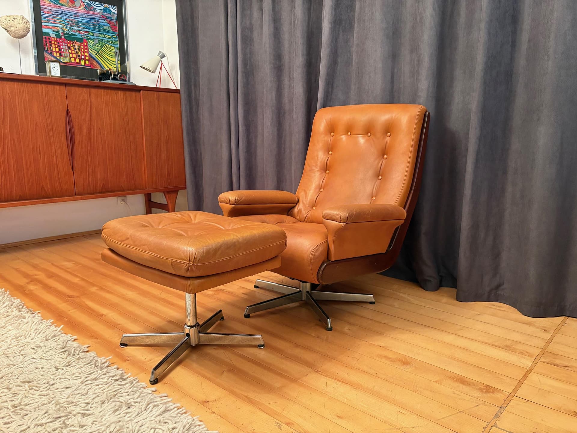 Fotel z podnóżkiem, brązowy, skóra naturalna, drewno orzech, stal, Norwegia, lata 60. - 79551