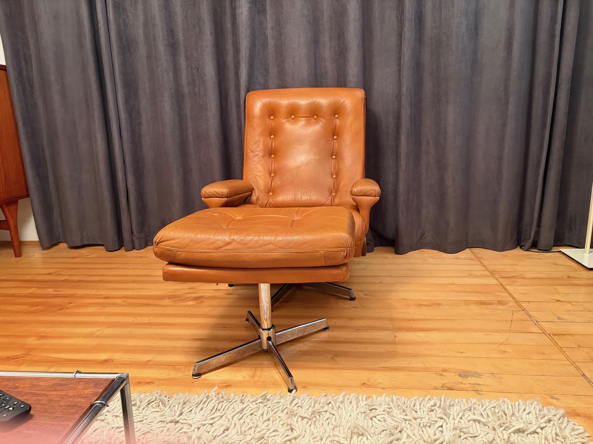 Fotel z podnóżkiem, brązowy, skóra naturalna, drewno orzech, stal, Norwegia, lata 60. - 79552